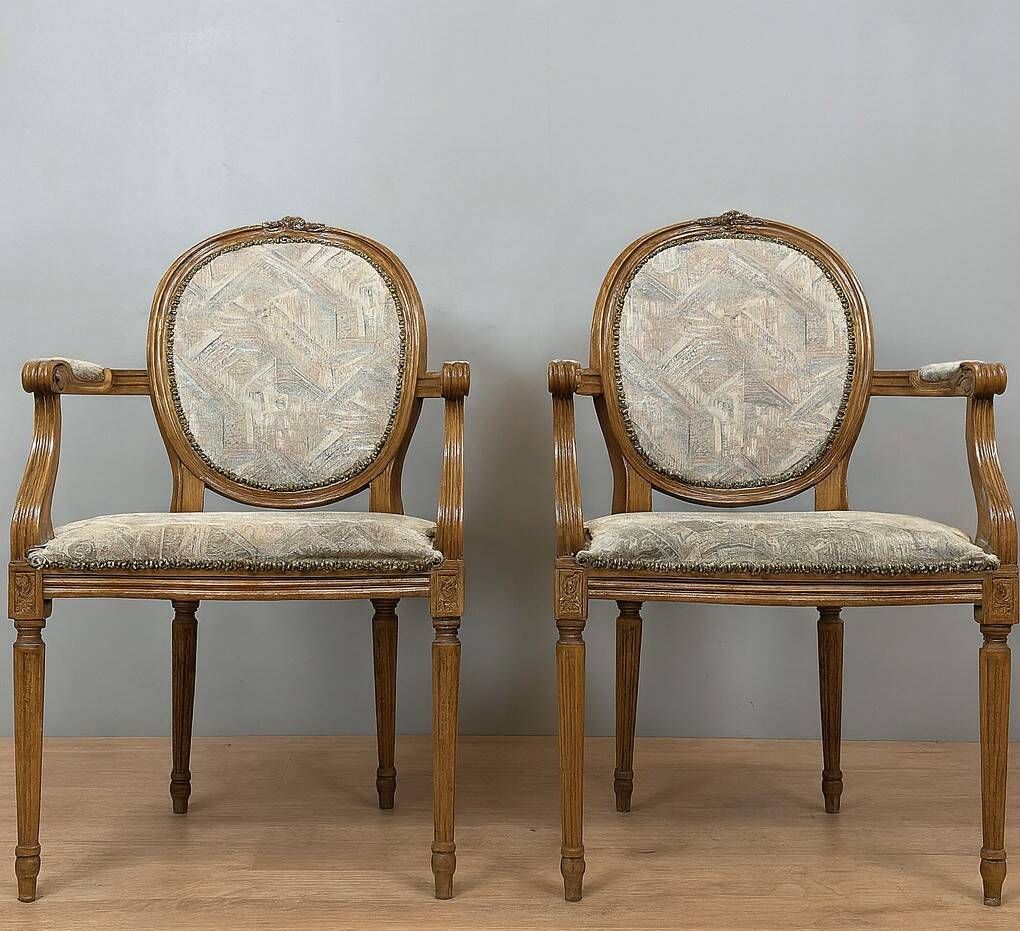 Paire de fauteuils louis XVI a dossiers médaillons