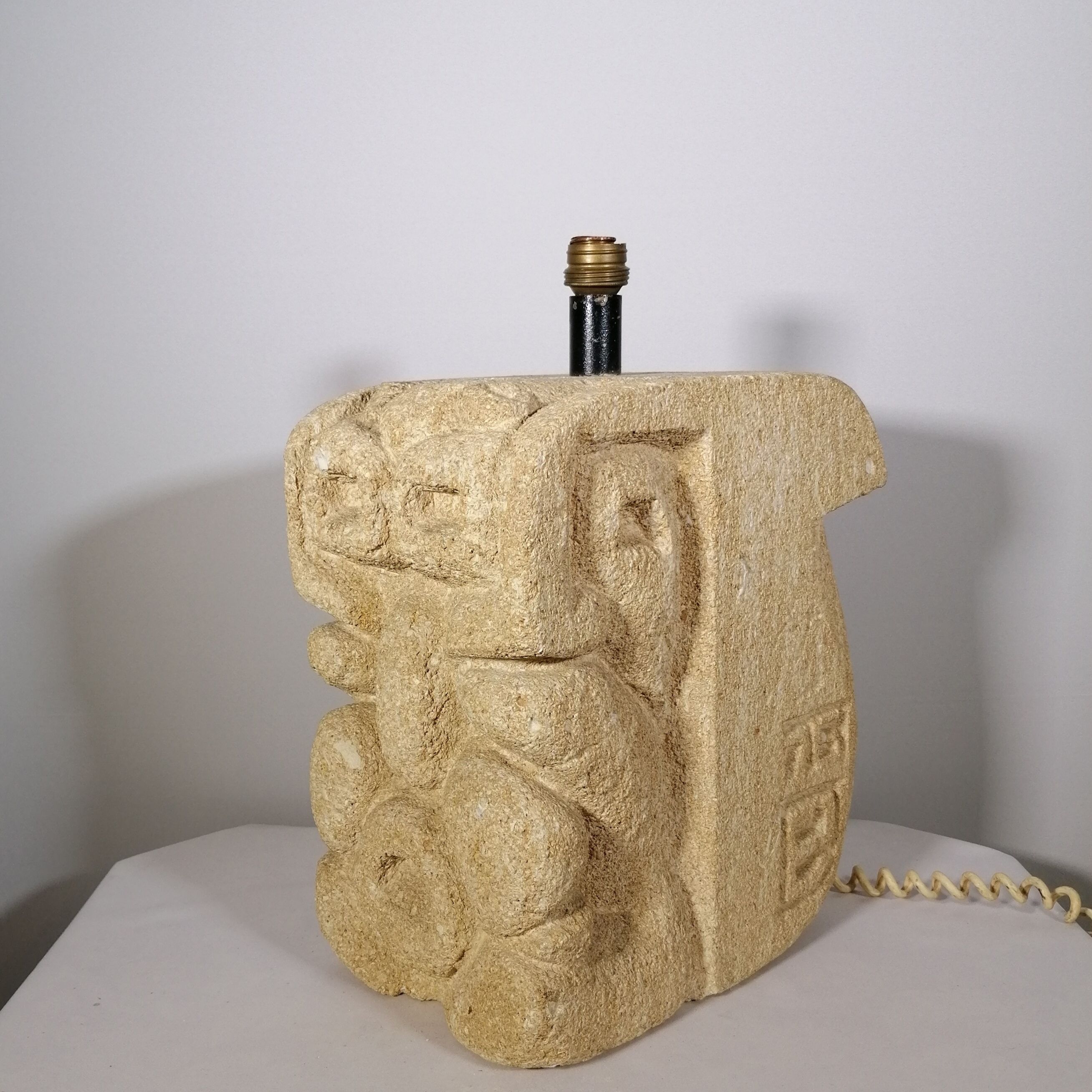 Lampe en calcaire sculpté, 1976