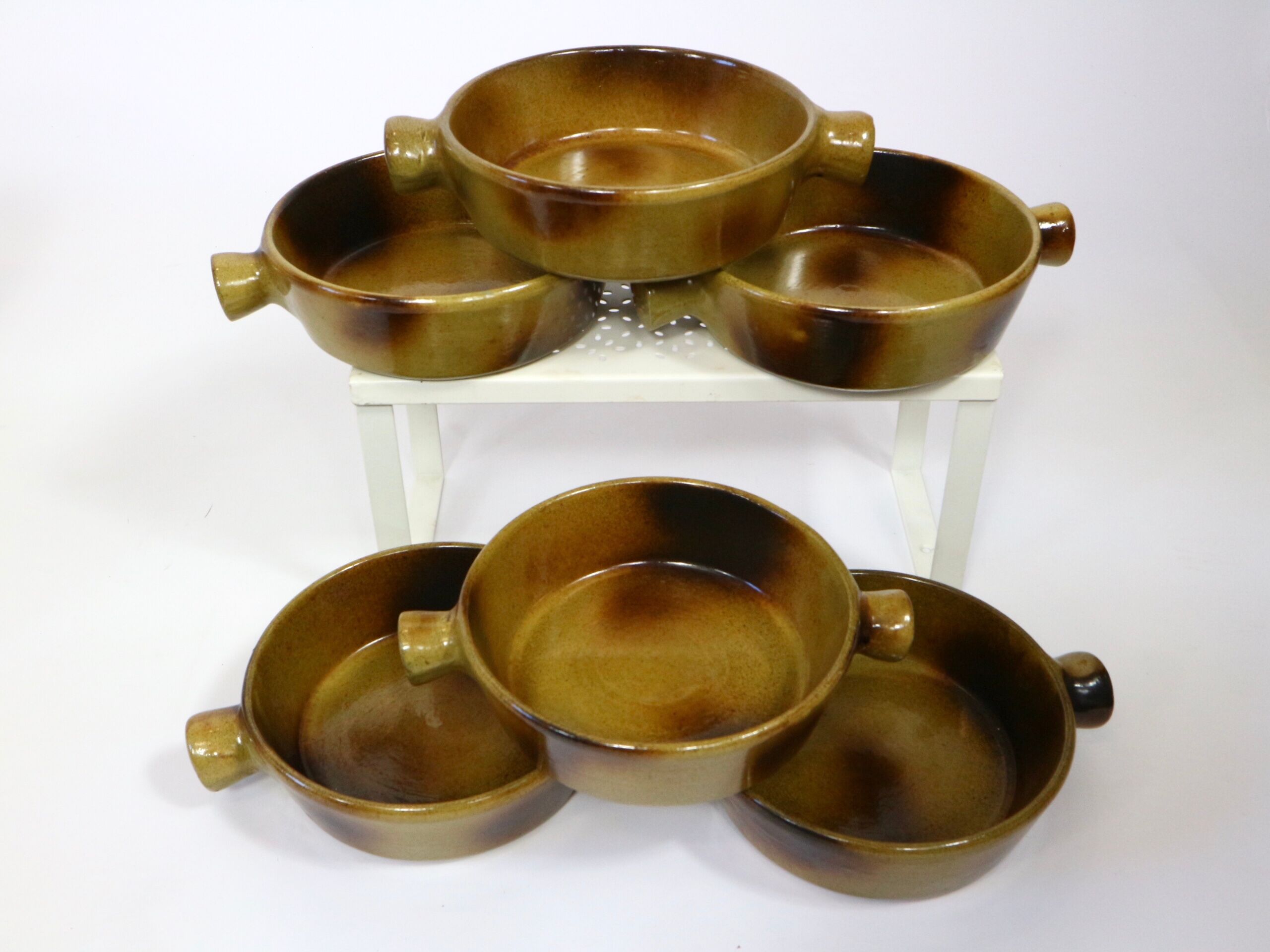 Vintage service plates and serving trays, 39 pieces, silk-screened.