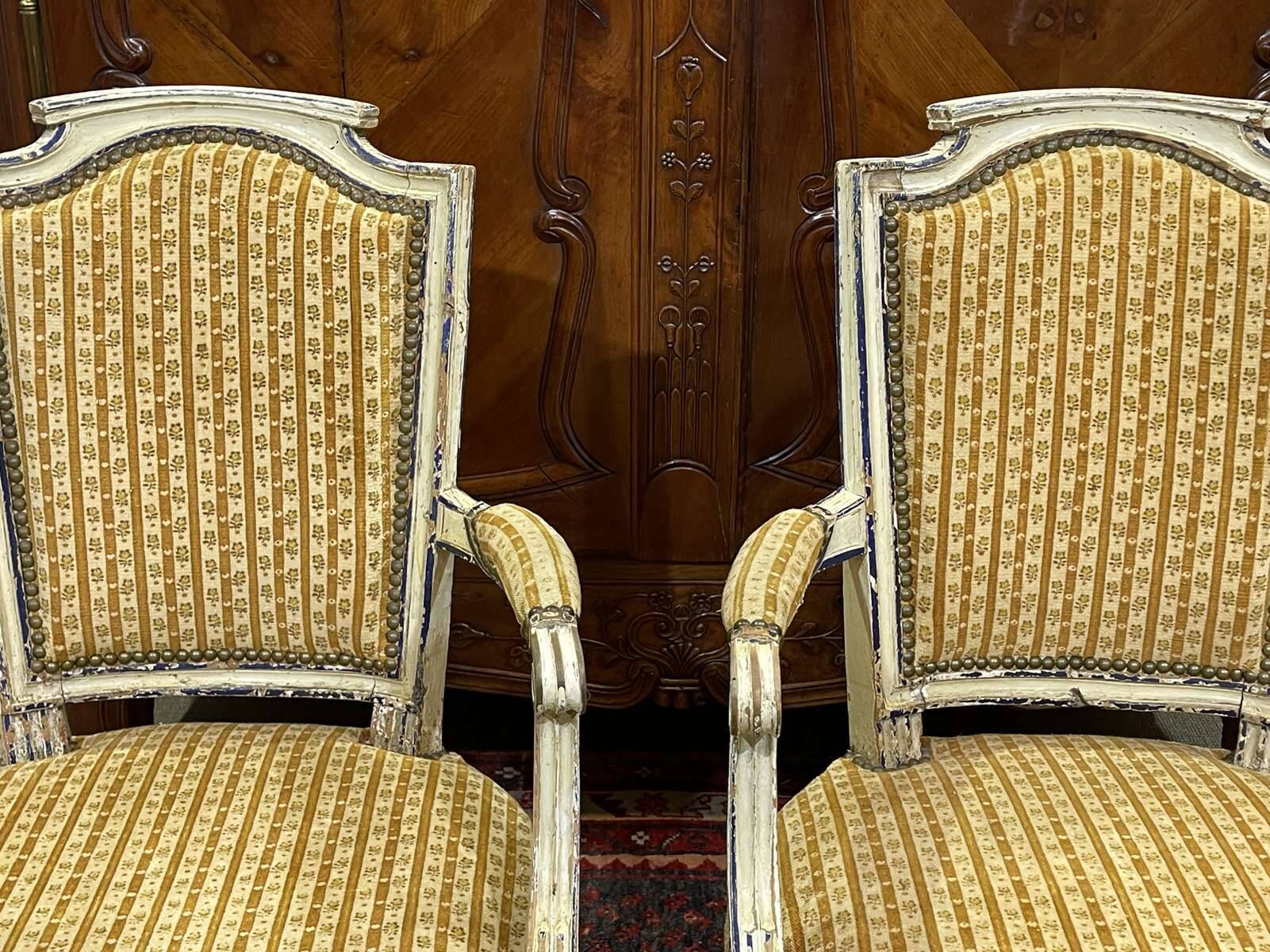 Paire de cabriolets d'époque Louis XVI en hêtre