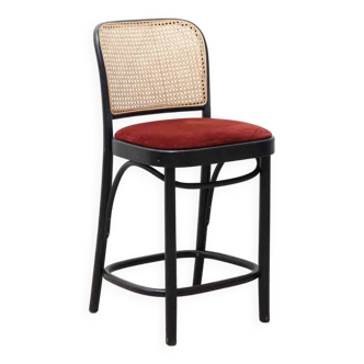 Chaise haute vintage Ton n°811 dossier en cannage et assise en velour rouge