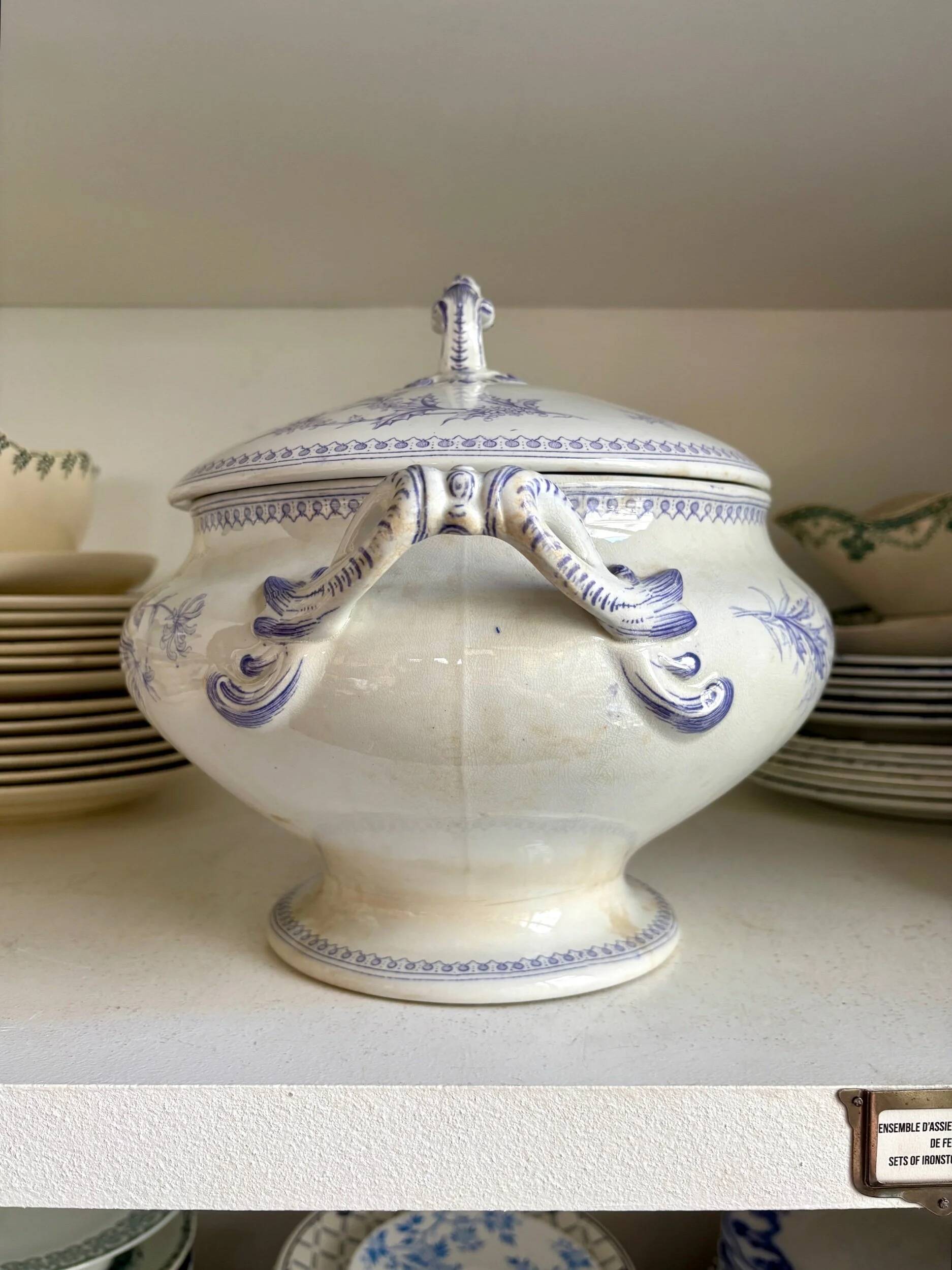 Soupière en terre de fer violette, service "Claremont"