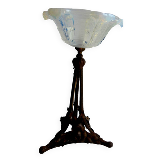 Lampe de table art deco fer forgé tripode, tulipe verre opalescent signée ezan