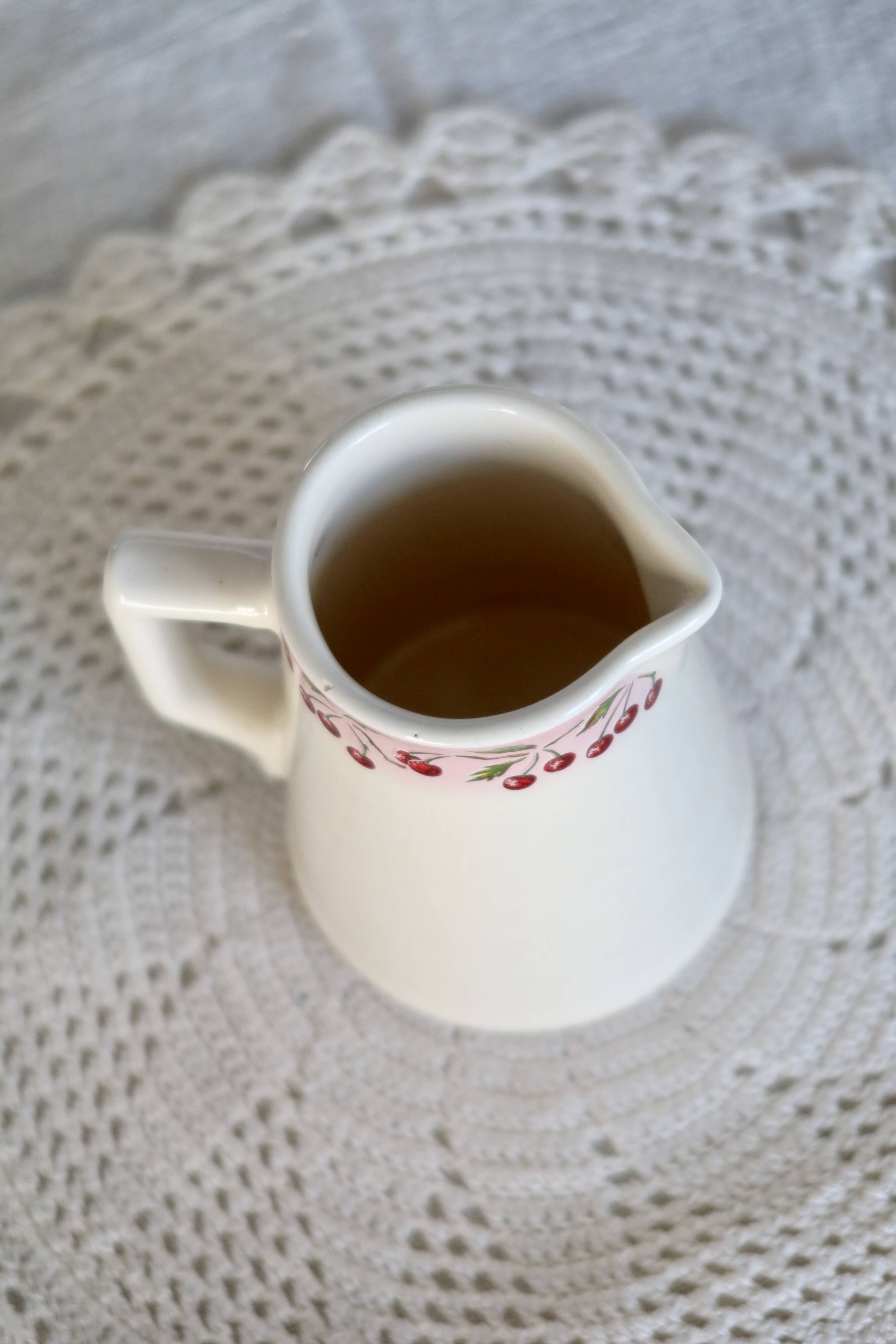 Vintage ivory earthenware milk jug with cherry pattern – Le Comptoir Pain d’Épices