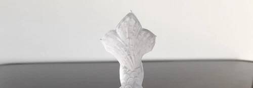 Saleron double forme, poissons entrelacés en verre opaque blanc