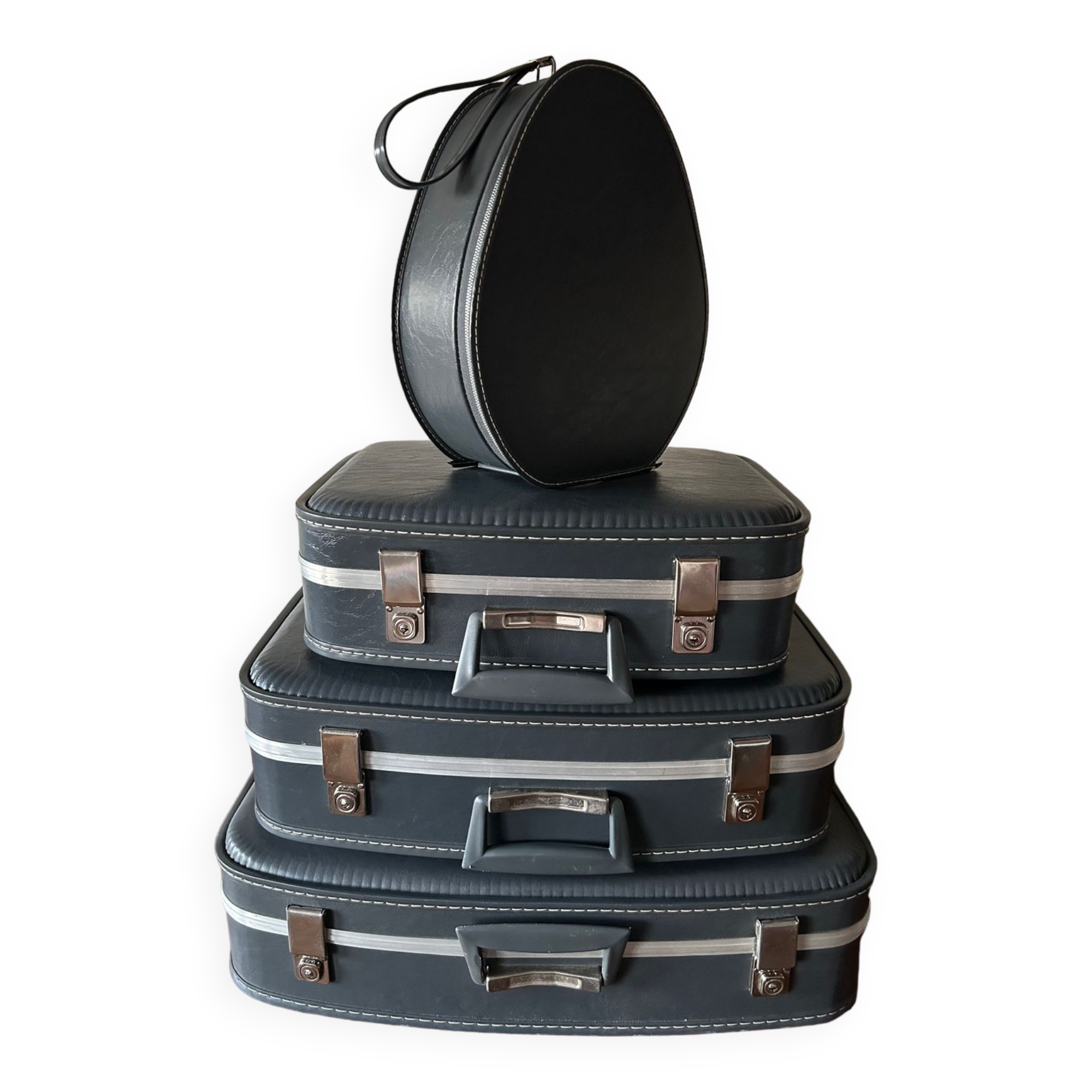 Complete set of "stewardess" nesting suitcases