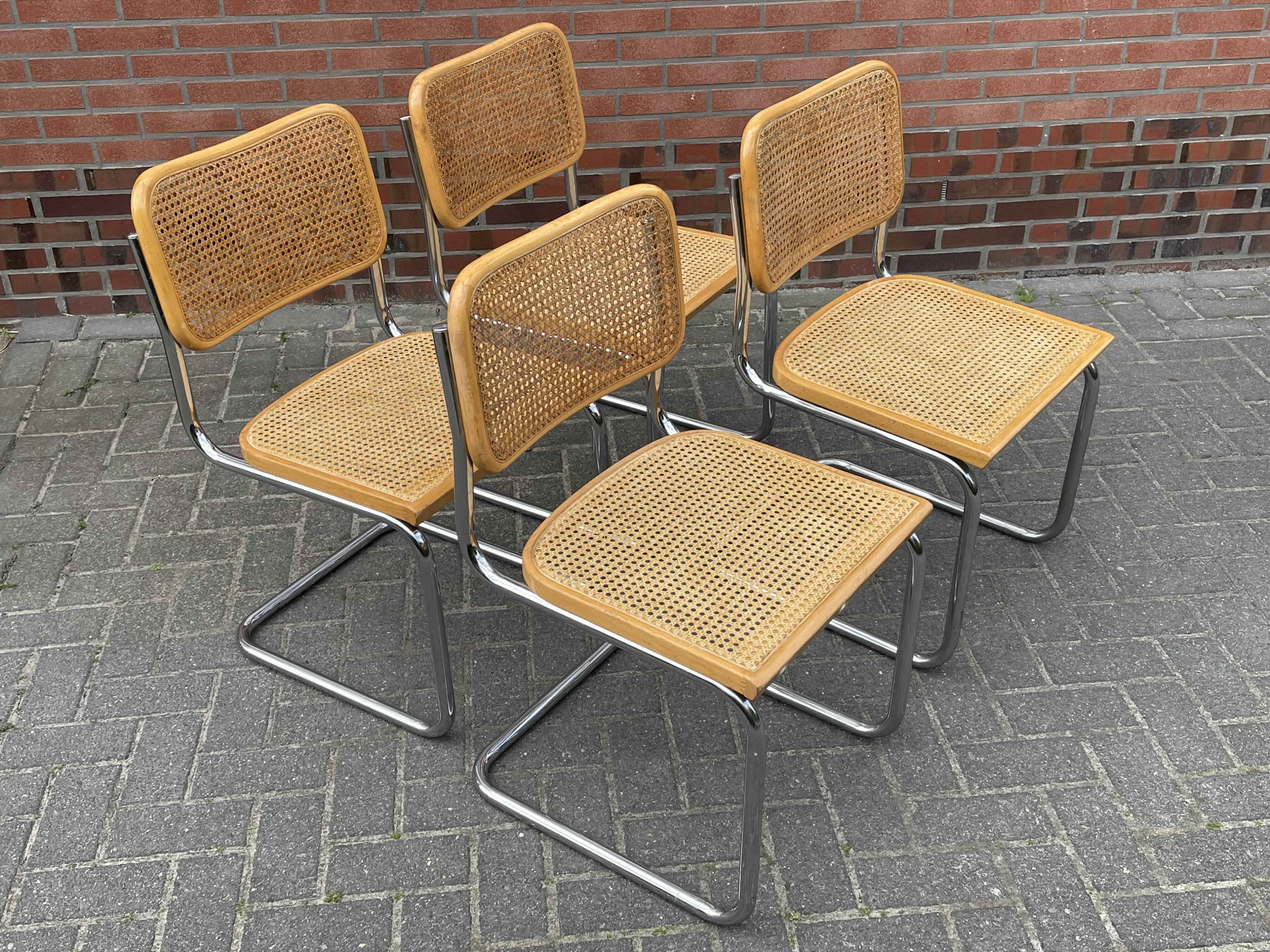 Ensemble de 4 Chaises vintage modèle Cesca B32 en chrome et bois