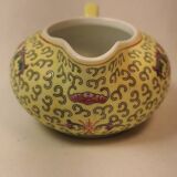 Cruche ou Pot à Lait en Porcelaine Jaune Chinoise Vintage. Signée
