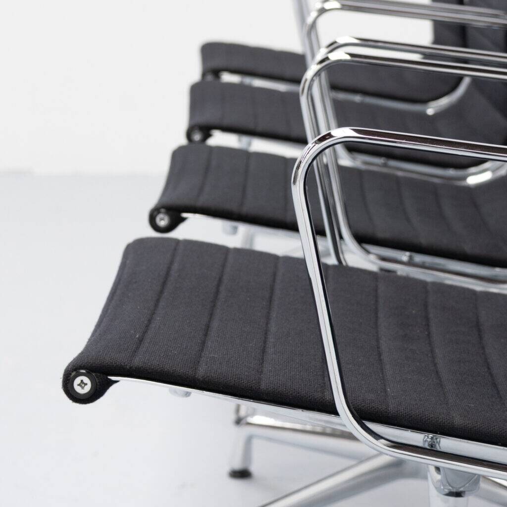 Chaise Eames EA 108 Vitra années 1990