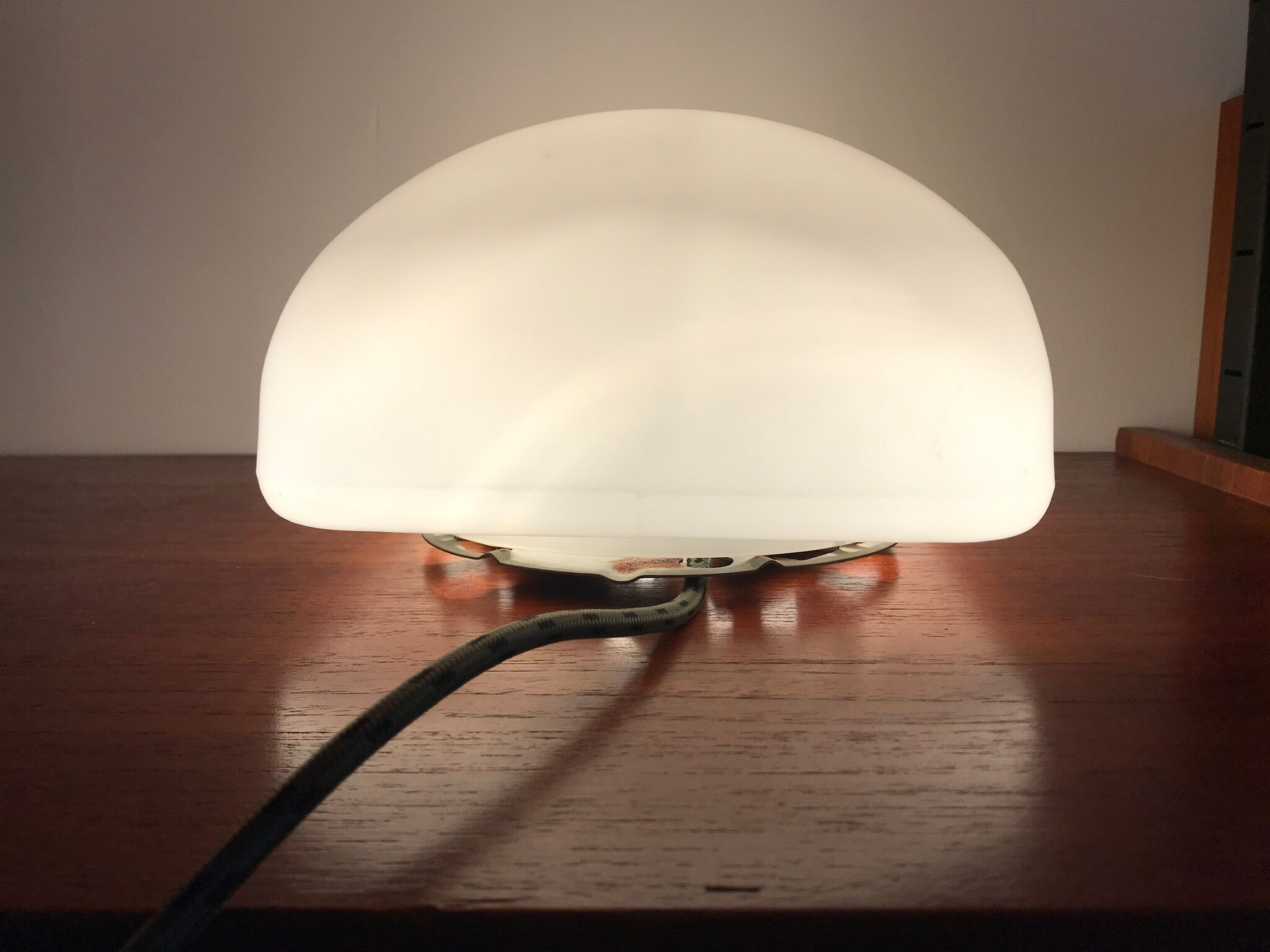 Porthole table lamp