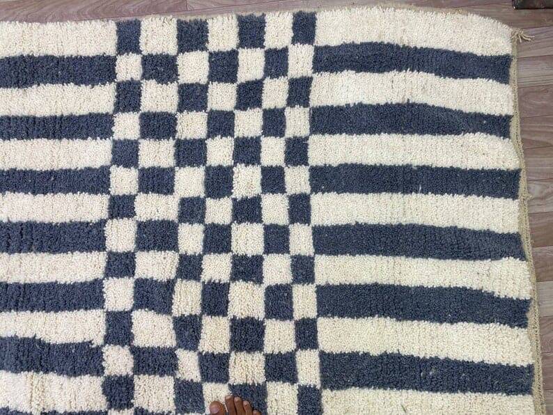 Handmade Moroccan Beni Ourain rug, size 140 x 260 cm.