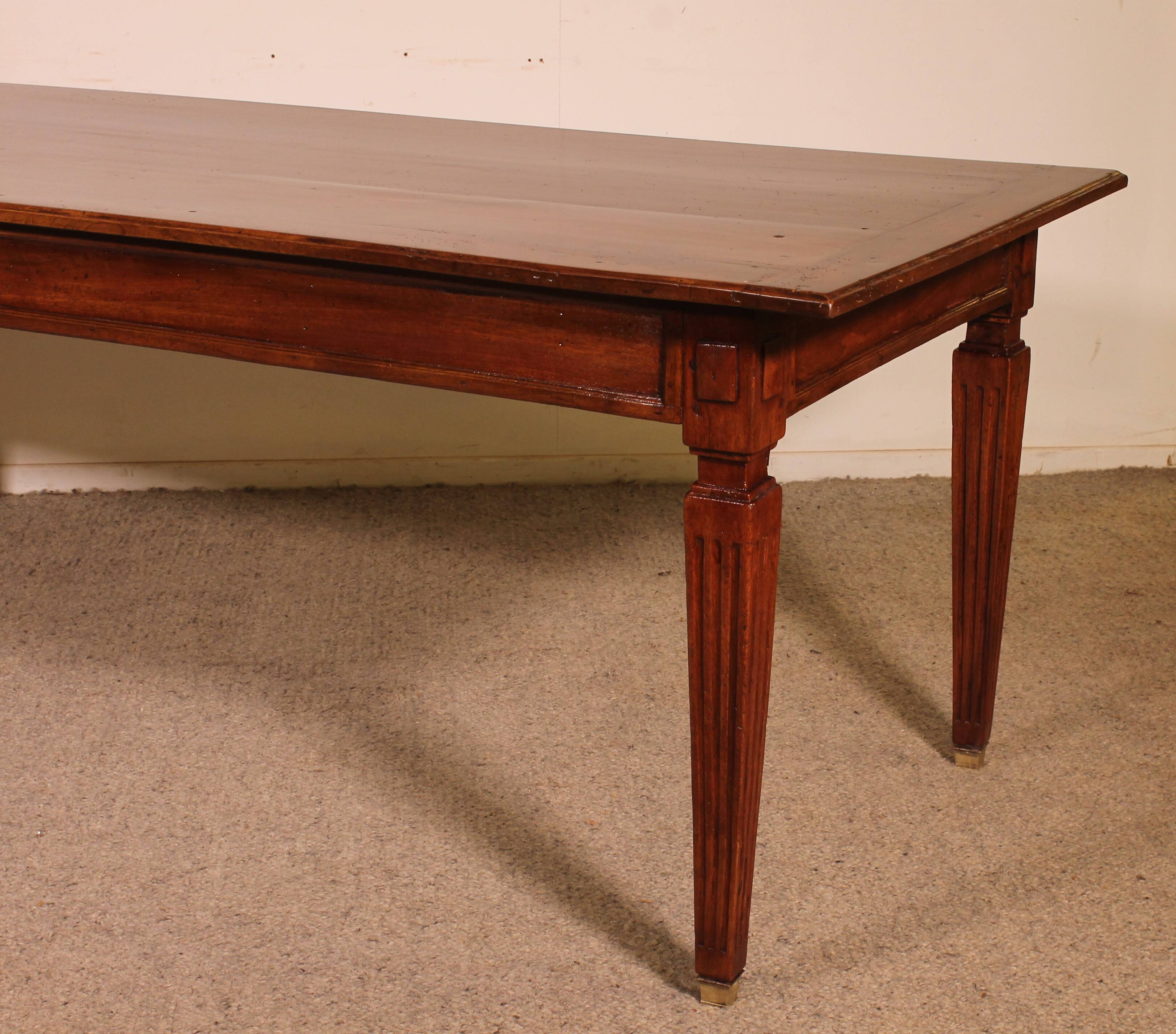 Louis XVI Period Dining Table in Walnut - 18th Century