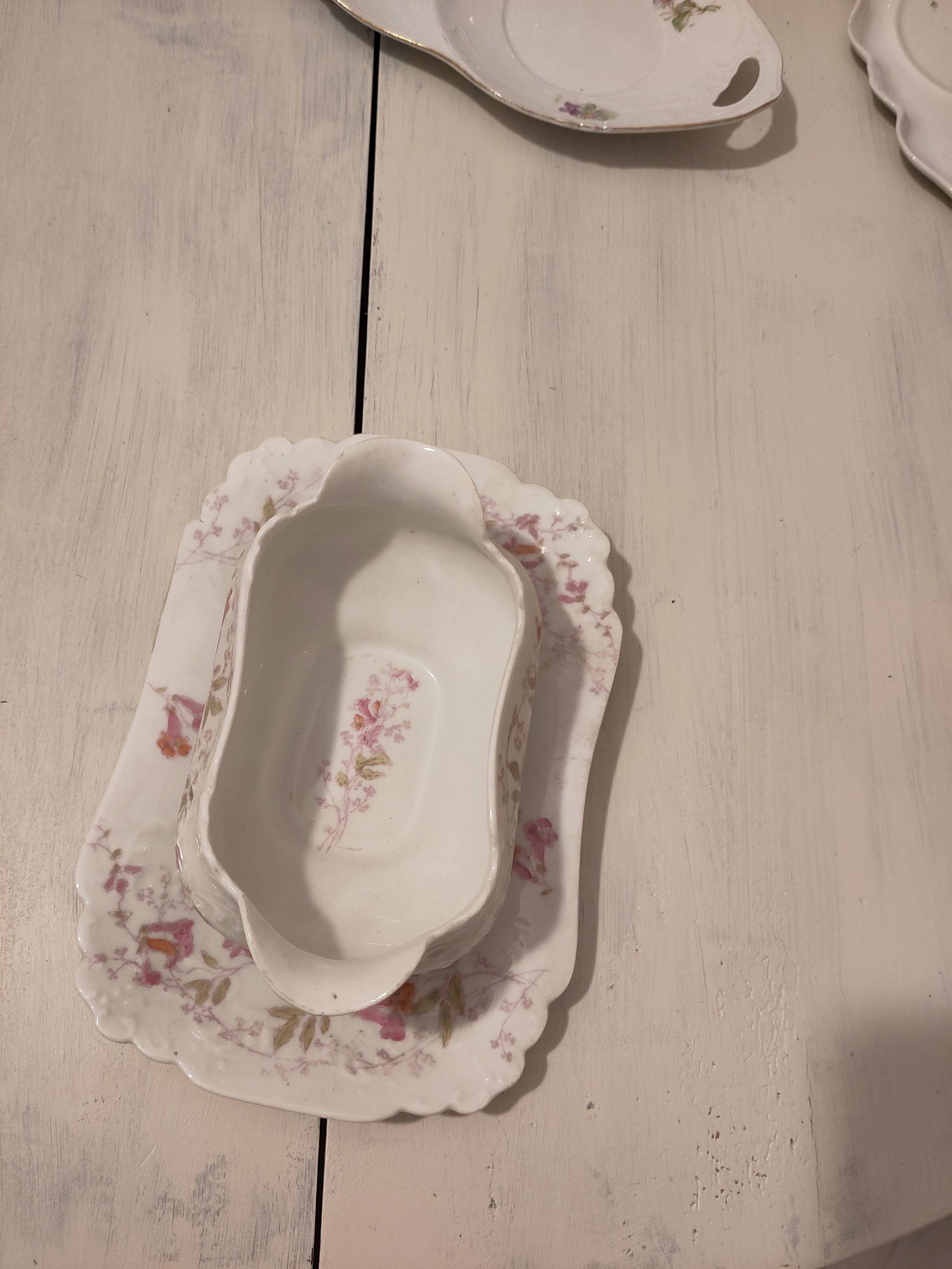 Sauceboat with sealed saucer