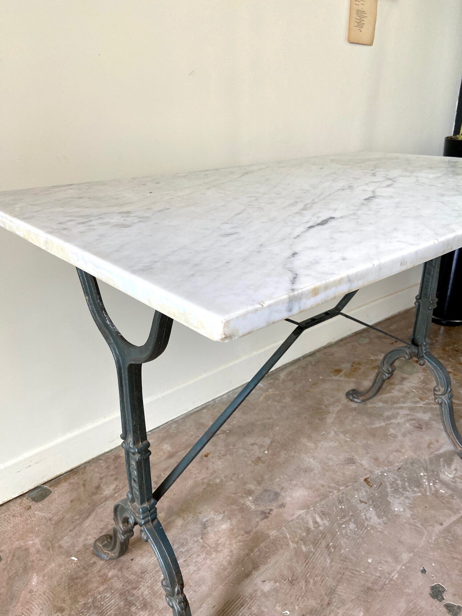 Table bistrot godin en fer forgé et marbre gris, 100 x 60 cm