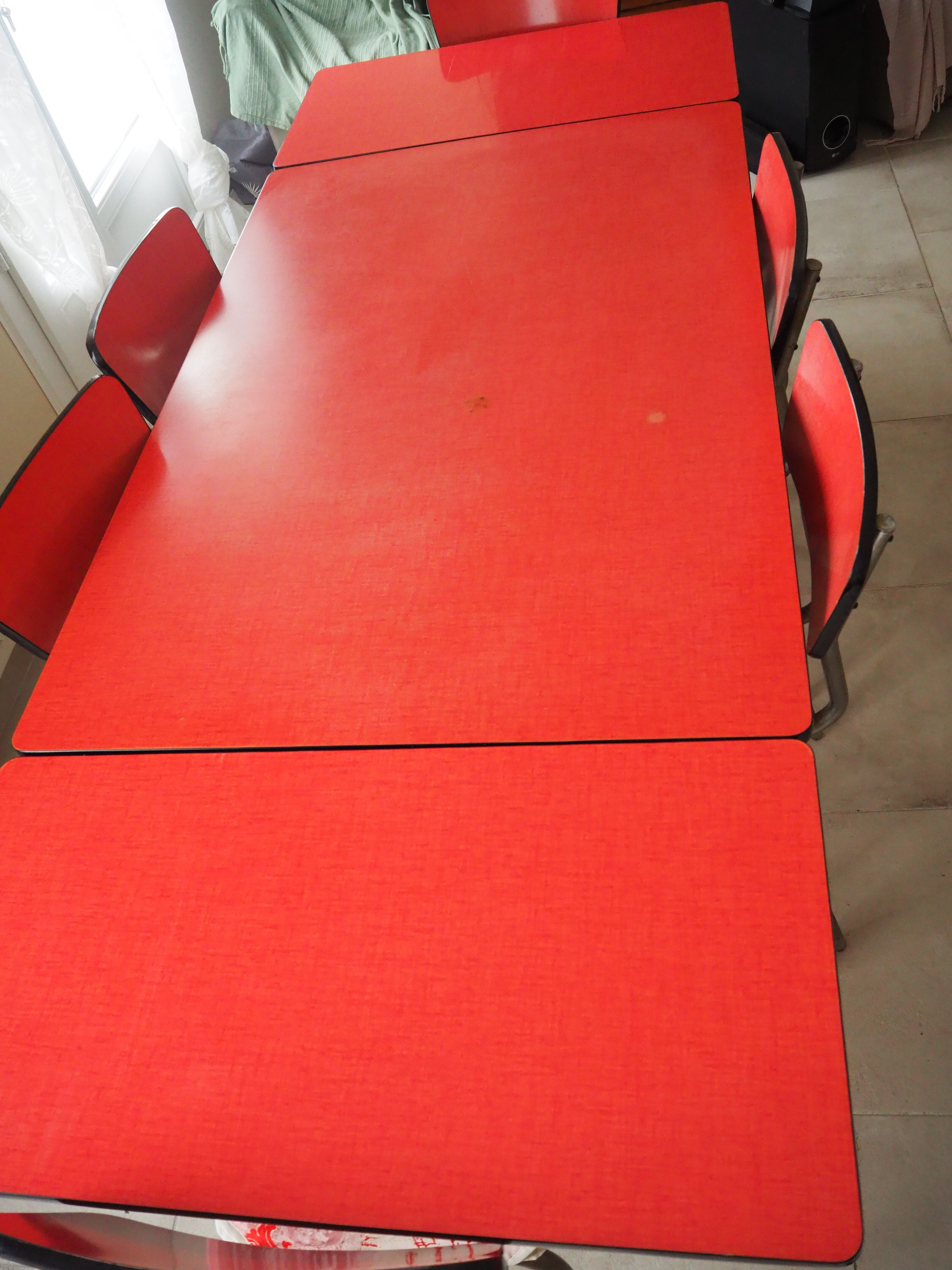 TABLE with two Italian EXTENSIONS and its 6 vintage CHAIRS of the 1970s in red color