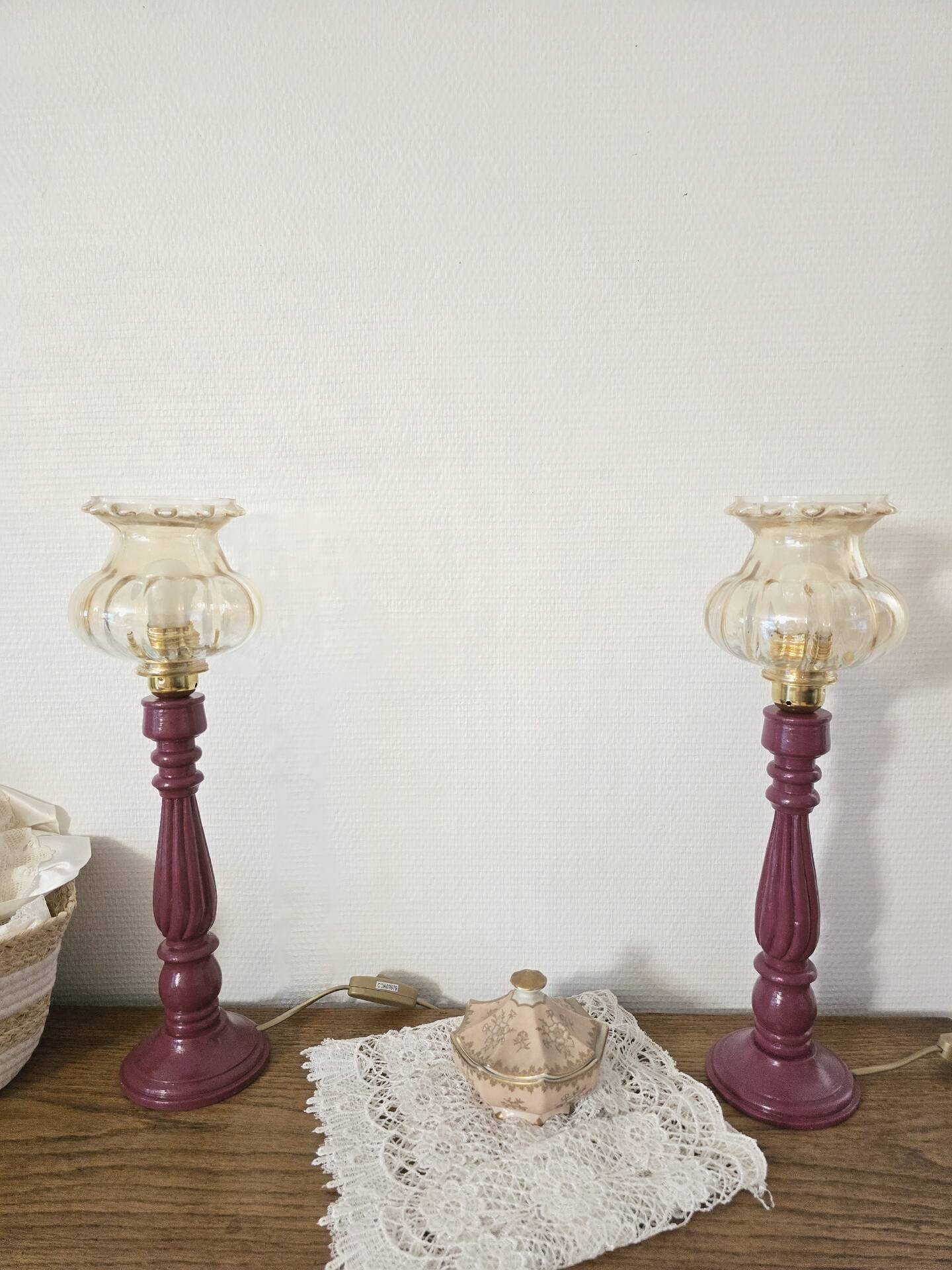 Lampes à poser vintage – Pieds bois repeints mauve brillant + globes a