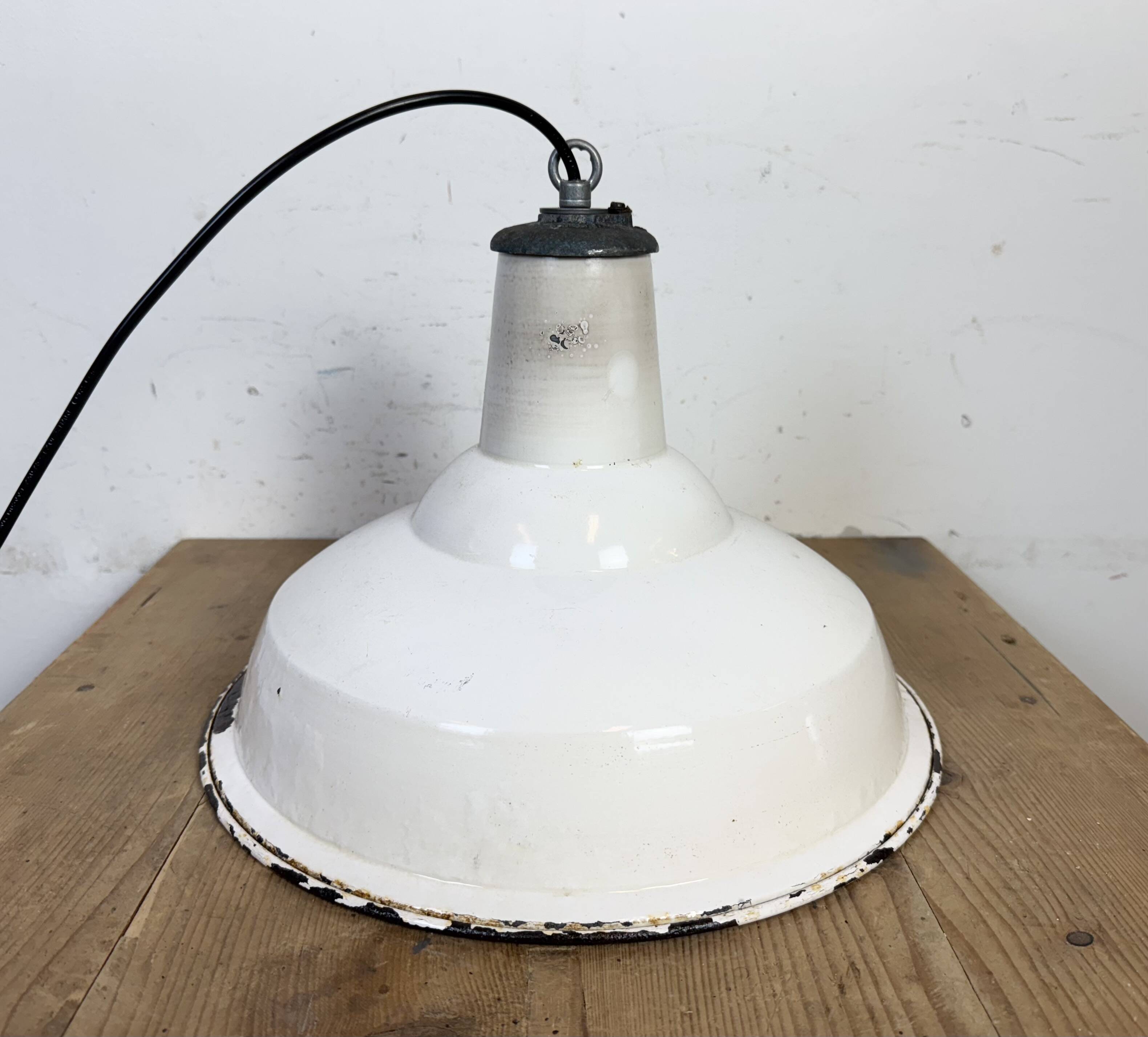 Lampe suspendue en émail blanc britannique industriel de Benjamin, années 1960.