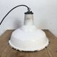 Lampe suspendue en émail blanc britannique industriel de Benjamin, années 1960.