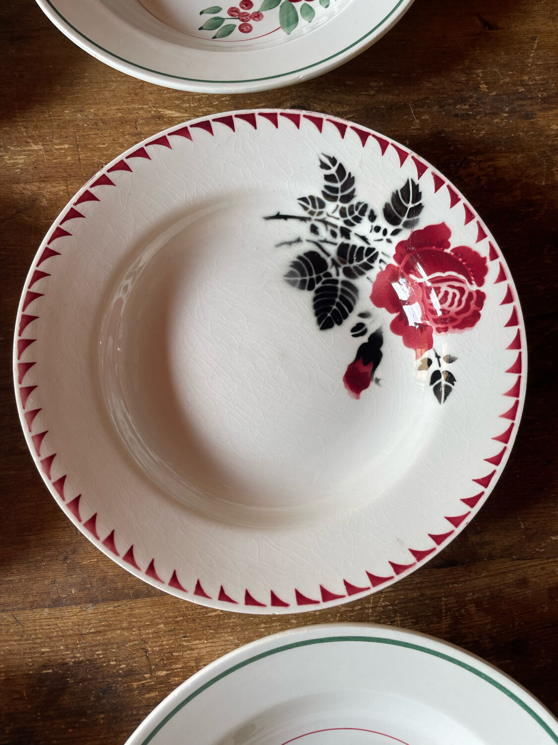 Mismatched plates l'Amandinoise