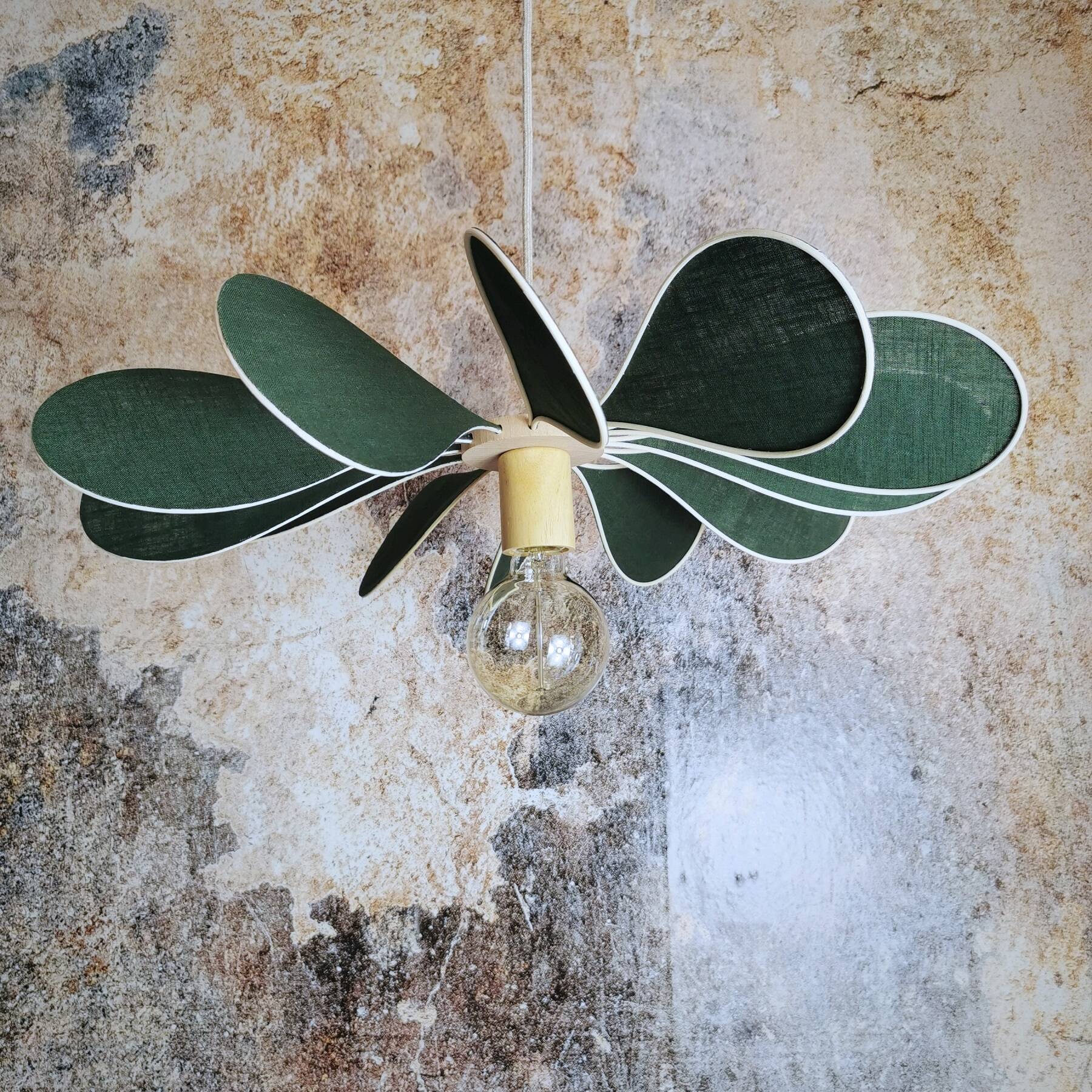 12-blade propeller suspension in rattan and fir green linen