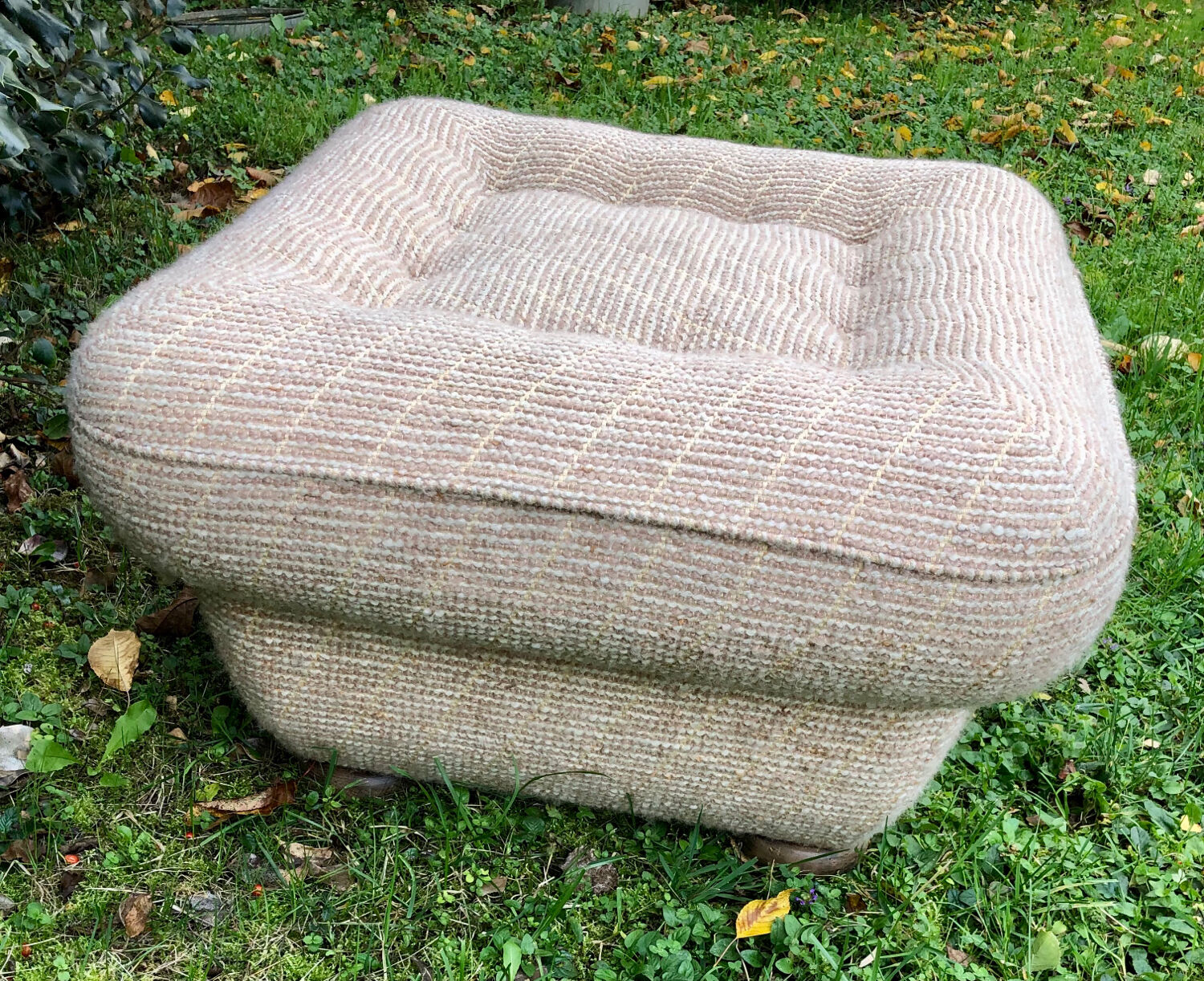 Square wool pouf