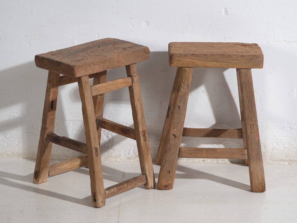 Tabourets chinois anciens en orme – Dynastie Qing, circa 1900. Ensemble de 2 pièces