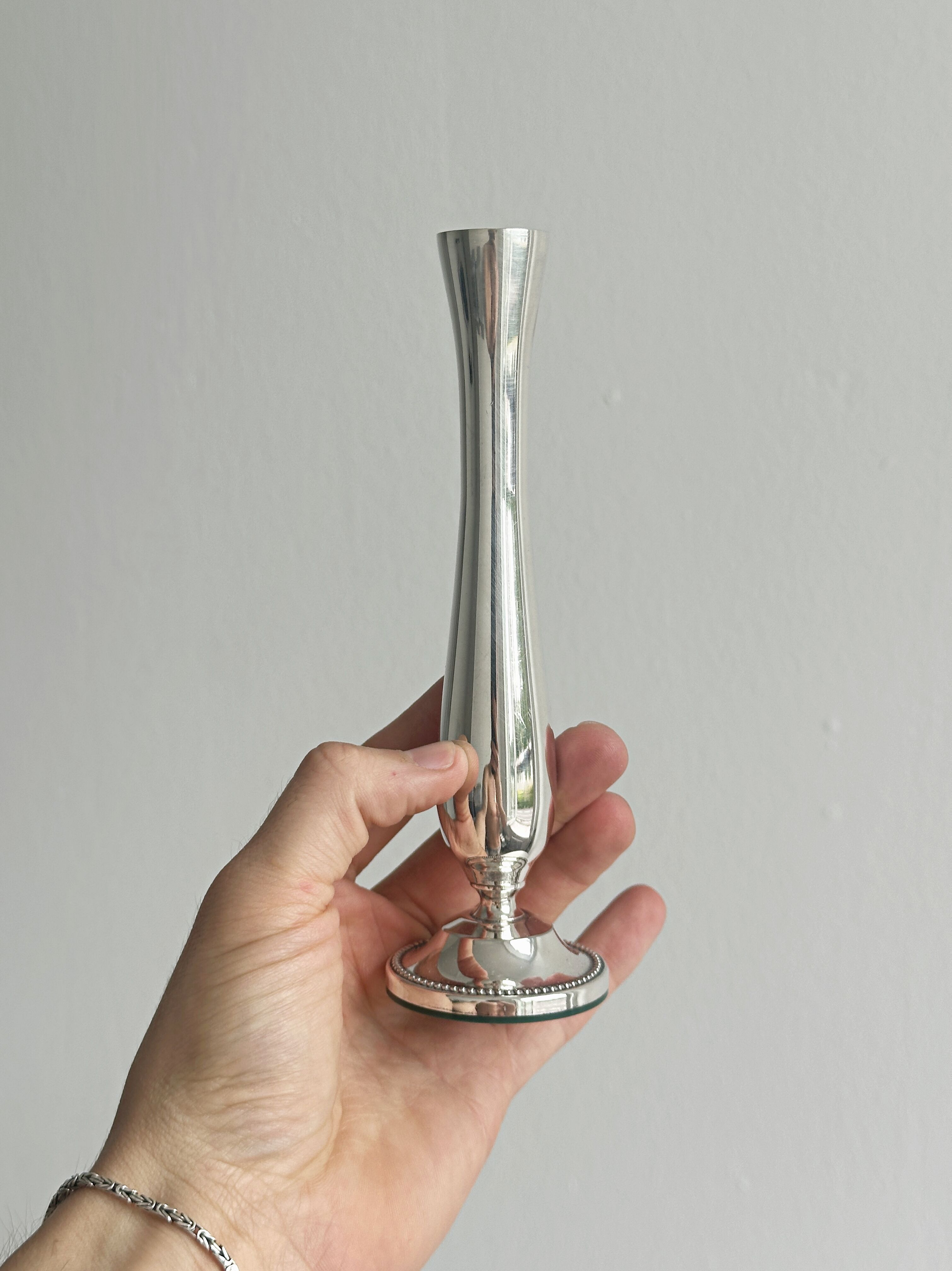 Petit vase soliflore en métal léger