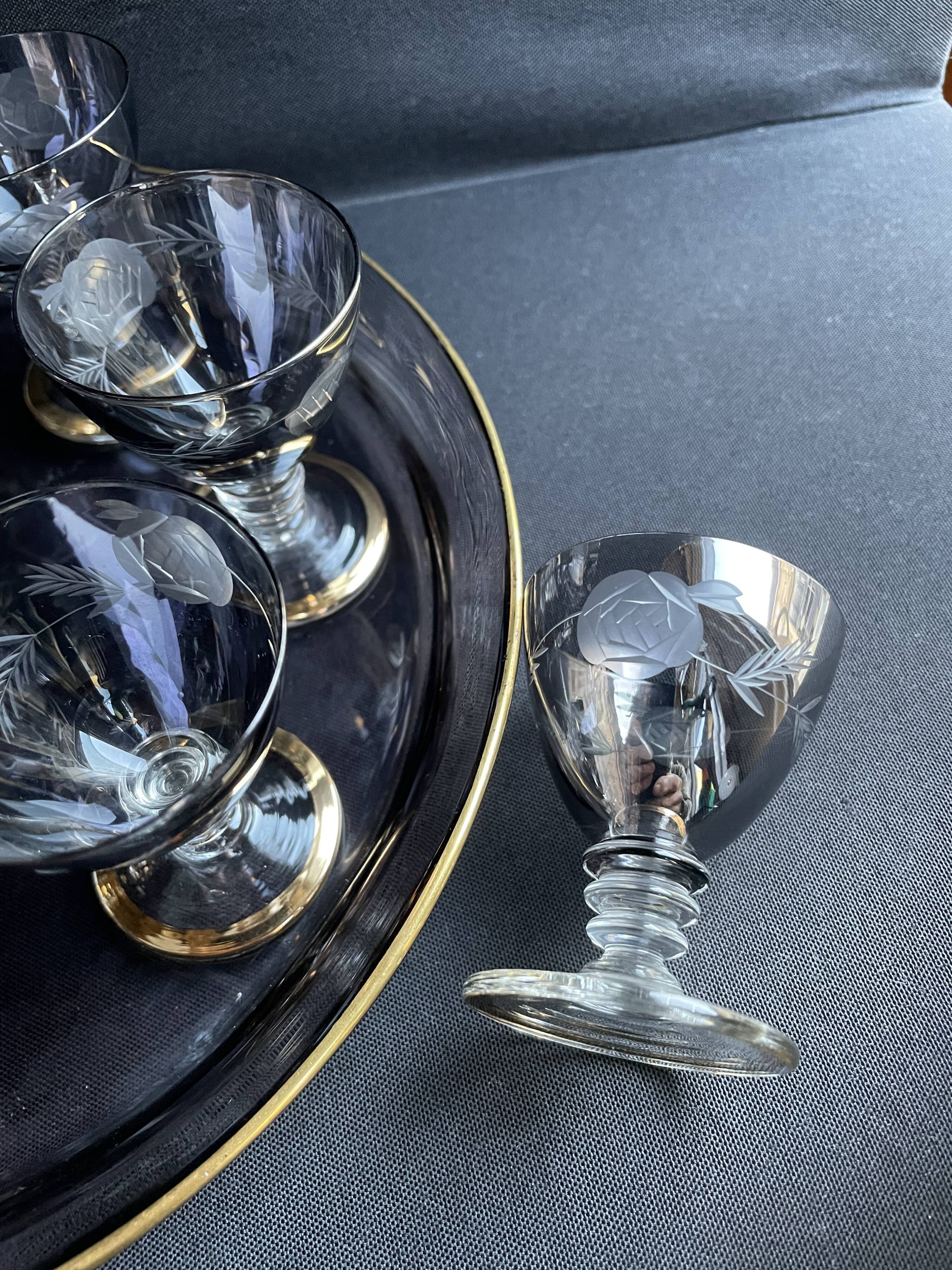 Complete shot service in silver-gray and engraved gold crystal