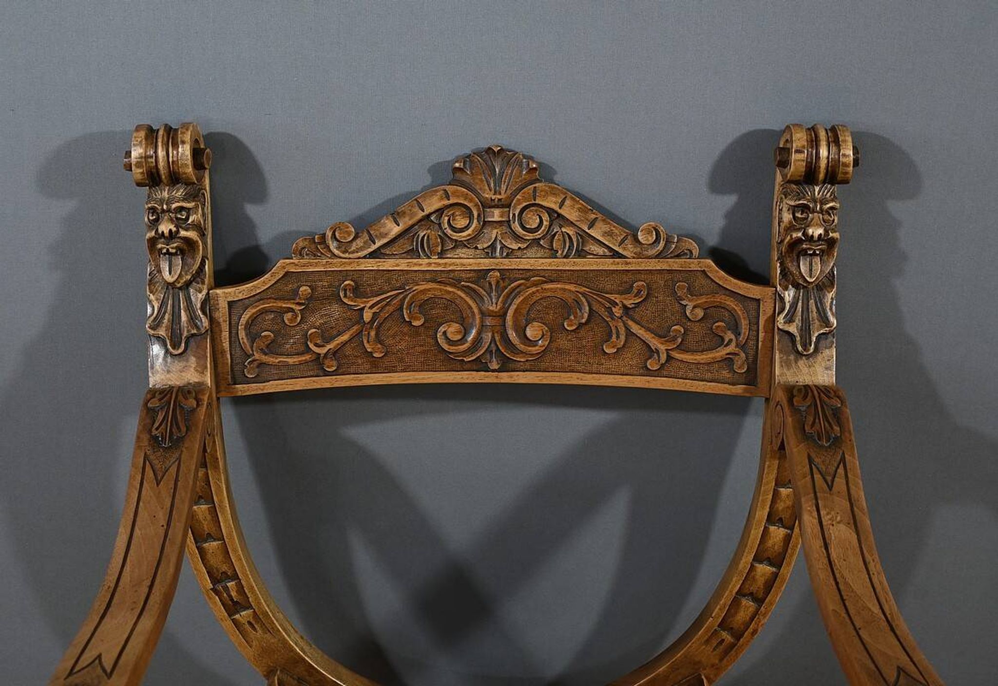 Fauteuil Dagobert en Noyer, style Médiéval – Fin XIXe