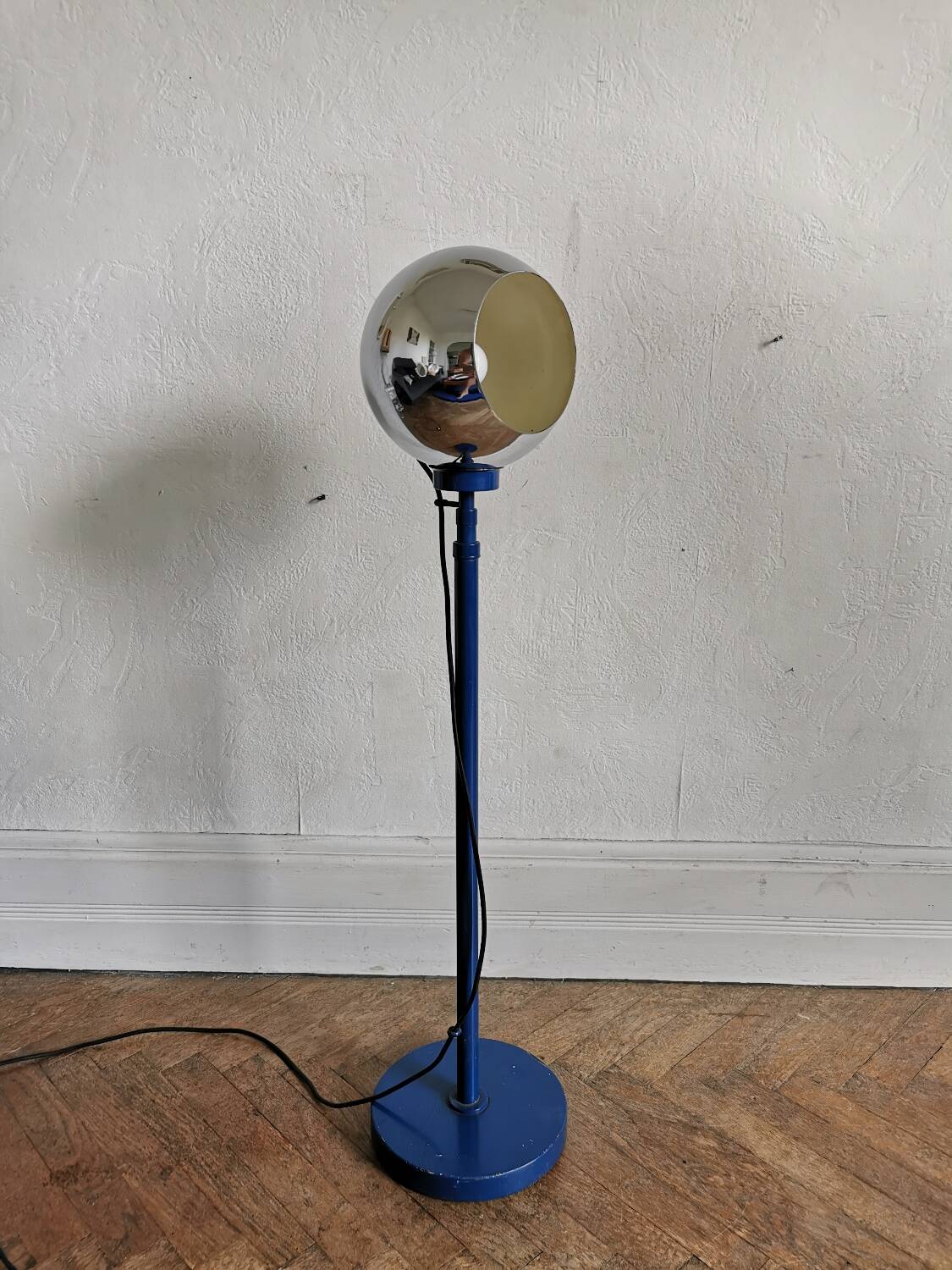 Extendable eyeball floor lamp