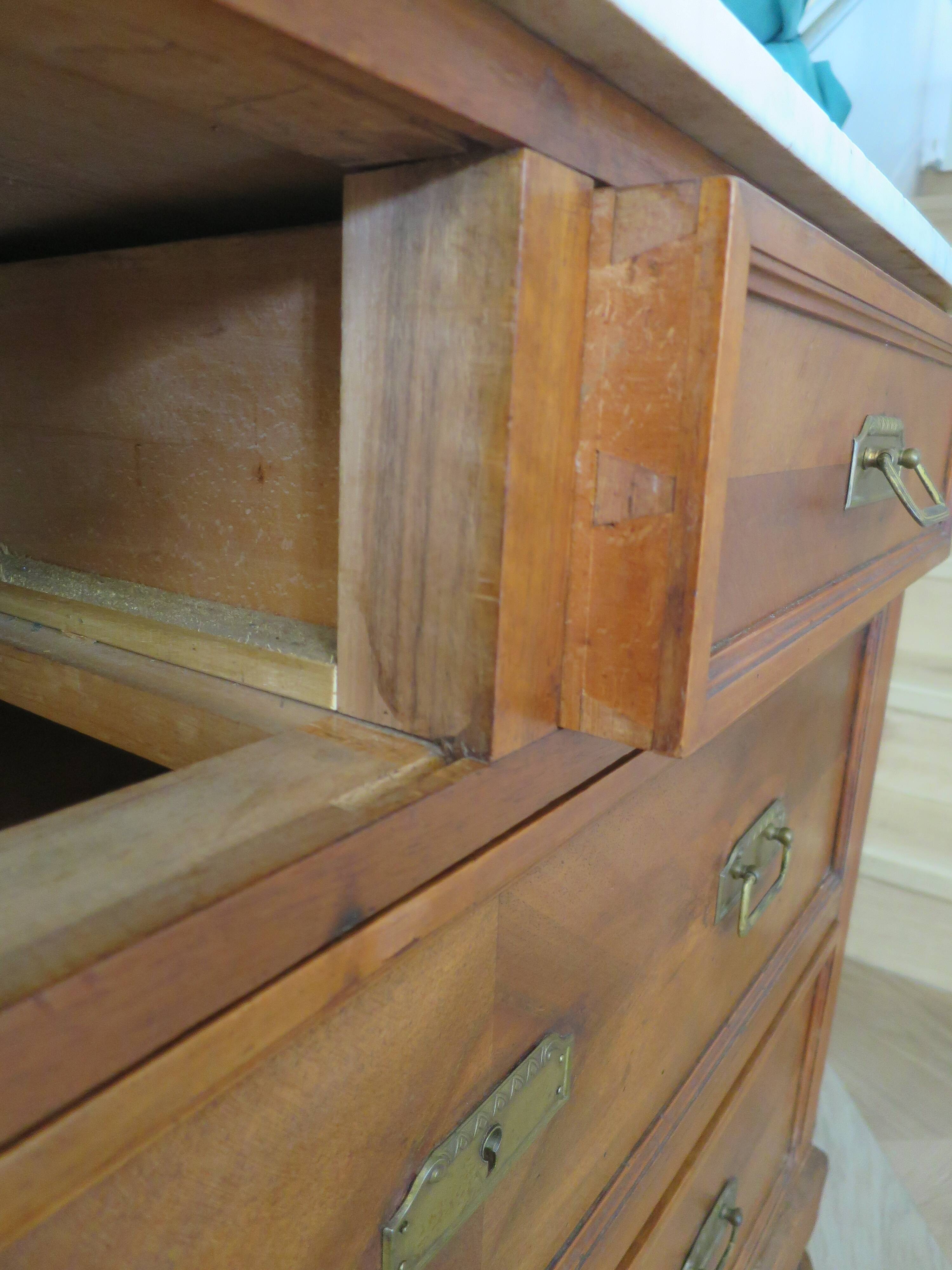 Louis Philippe style chest of drawers with 4 drawers in solid walnut and marble, 1900-1950.