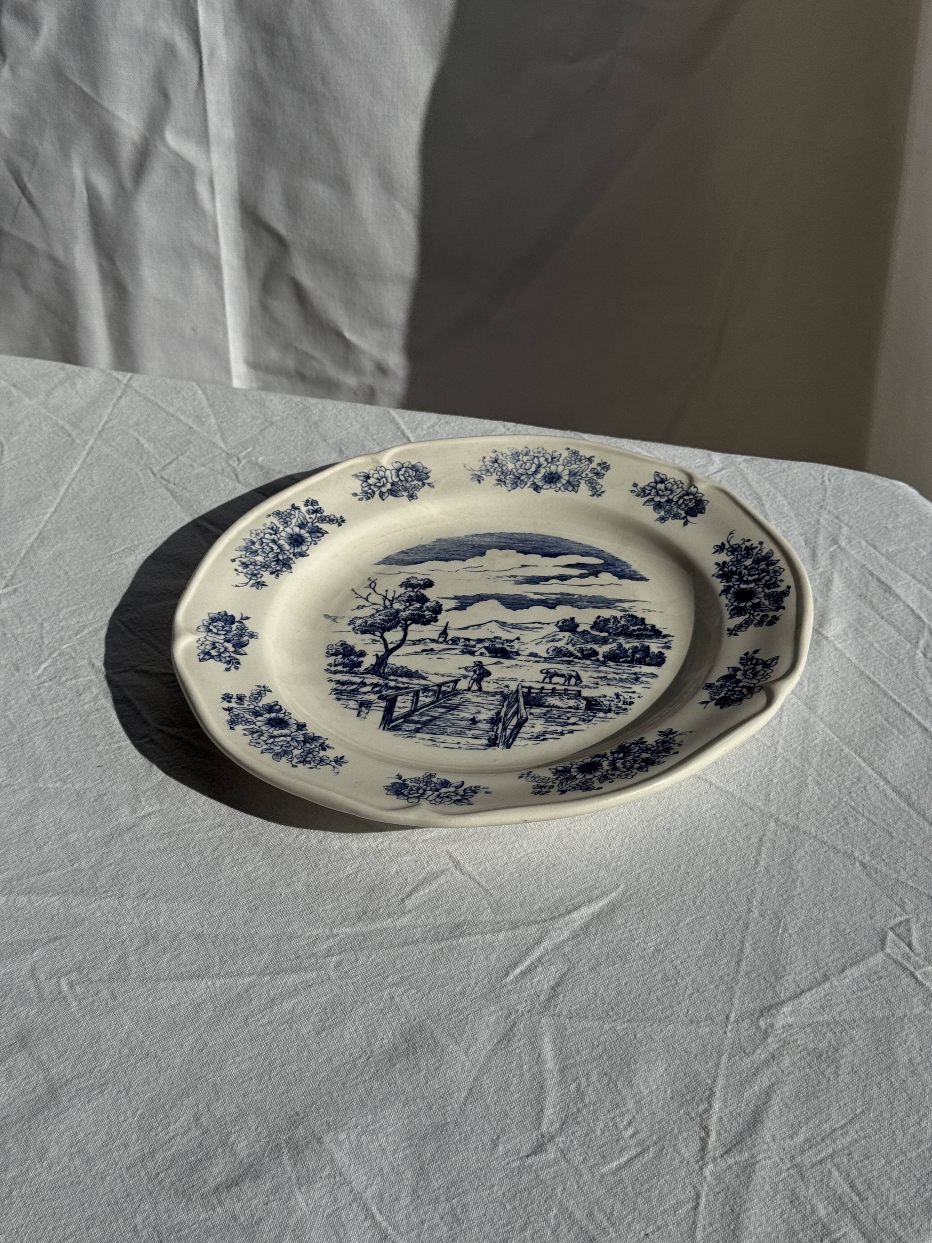 Assiette ancienne en faïence à décor de paysage bleu D24,5
