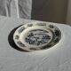 Assiette ancienne en faïence à décor de paysage bleu D24,5