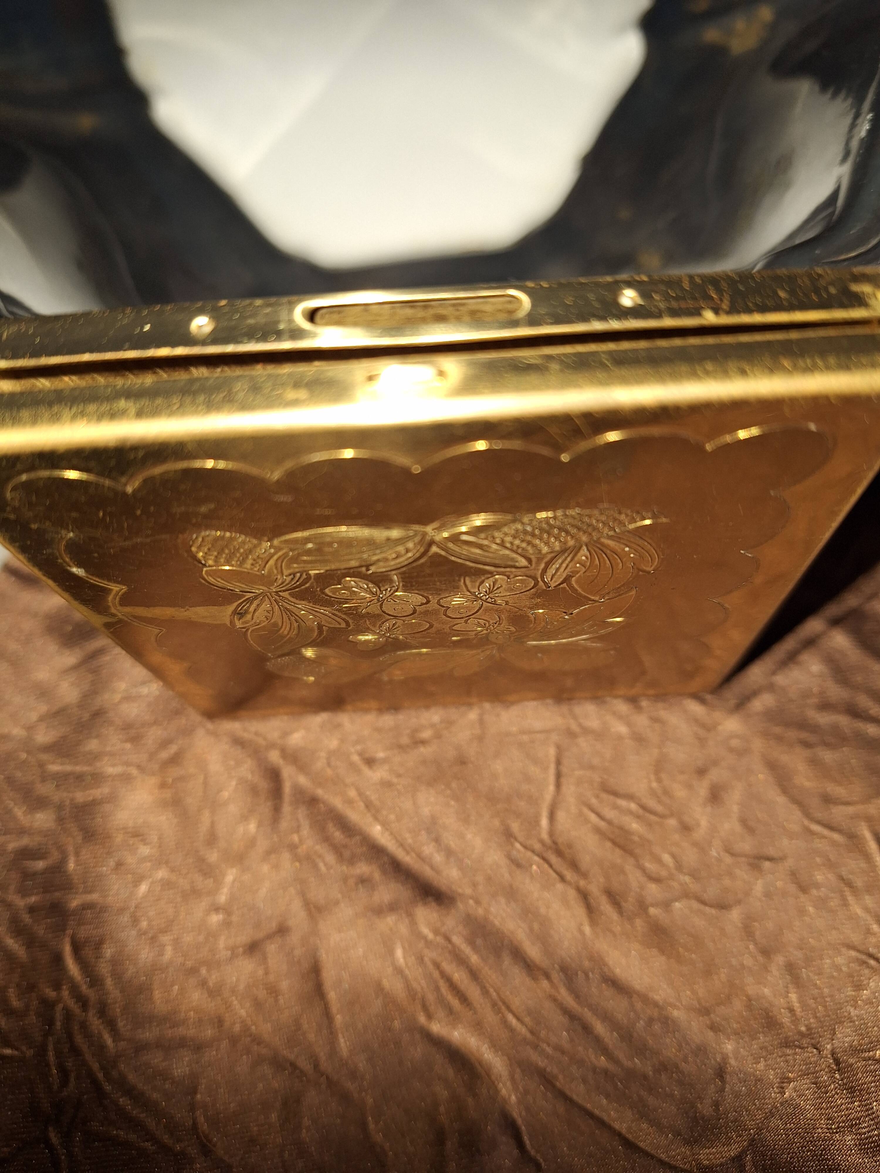 Poudrier vintage avec miroir doré
