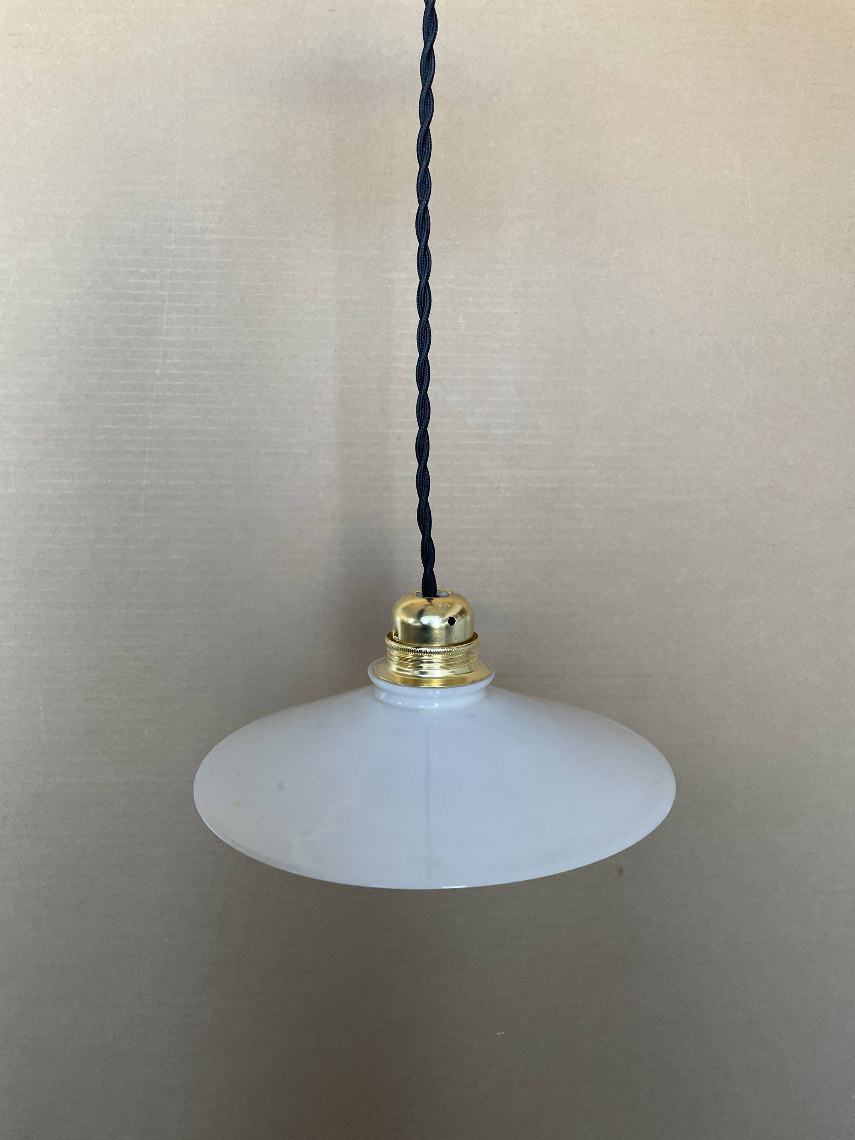 Old opaline suspension D21cm
