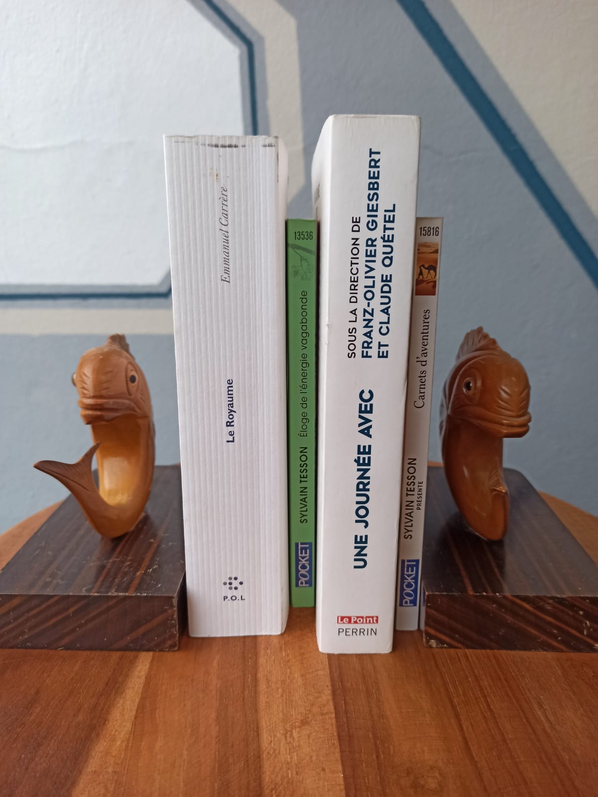 Paire de serre livres en bois sculpté