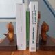Paire de serre livres en bois sculpté