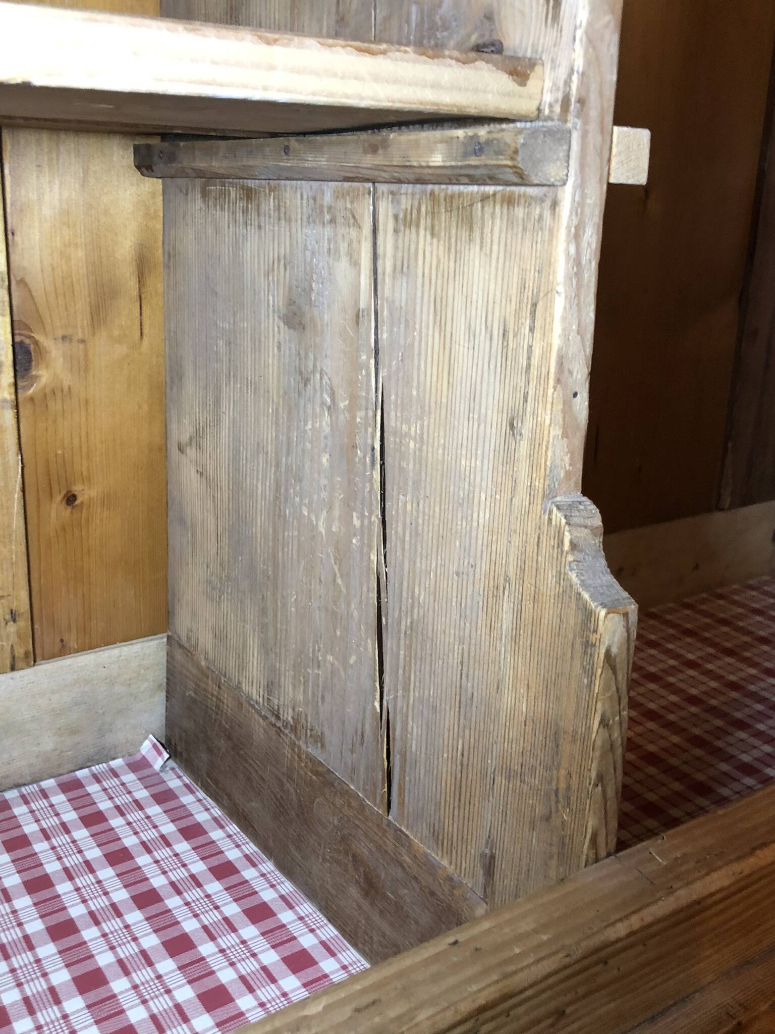 Alsatian armoire from 1878 in Pichepin – A unique and authentic piece