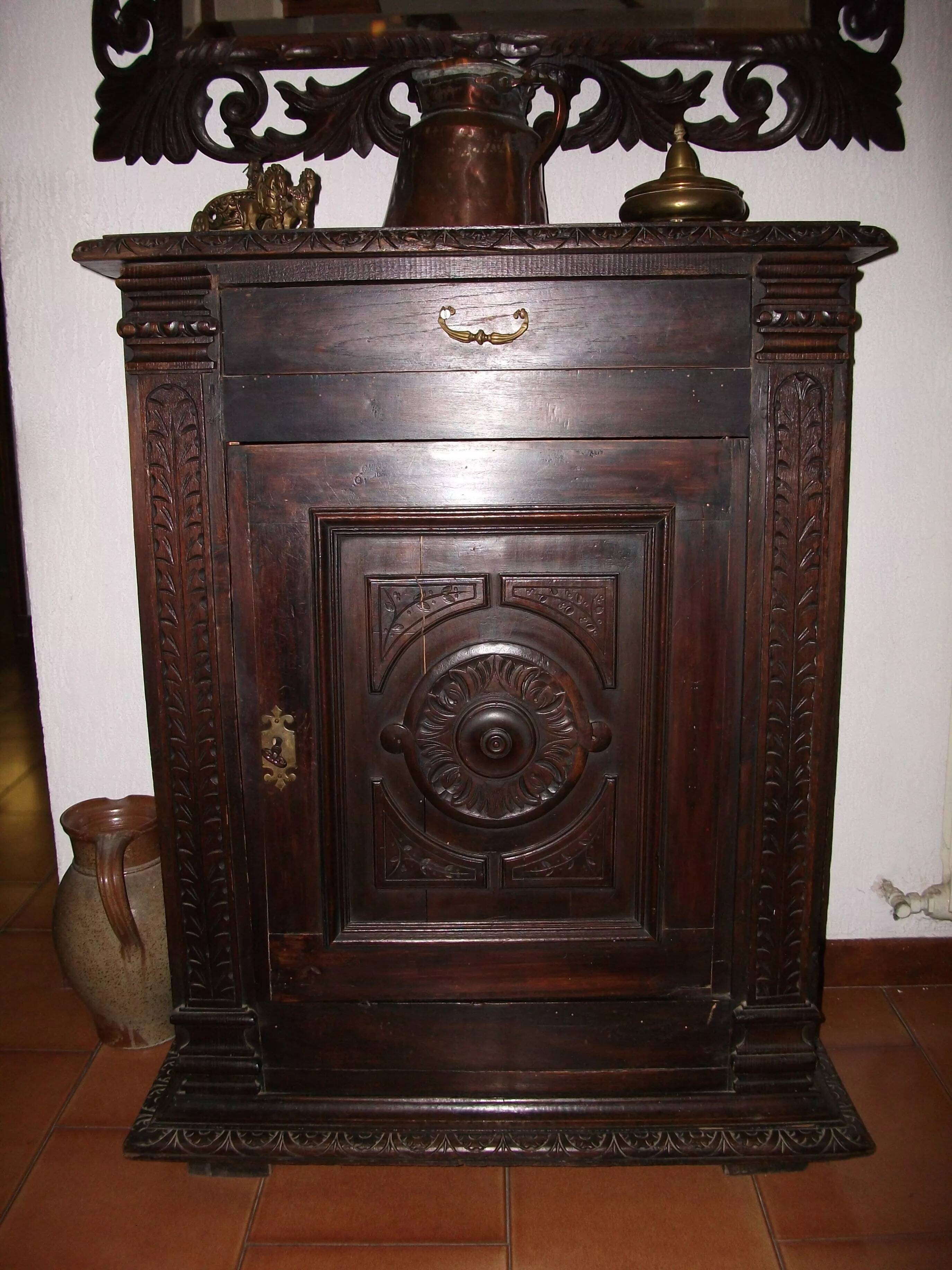 Renaissance-style confiturer in carved wood