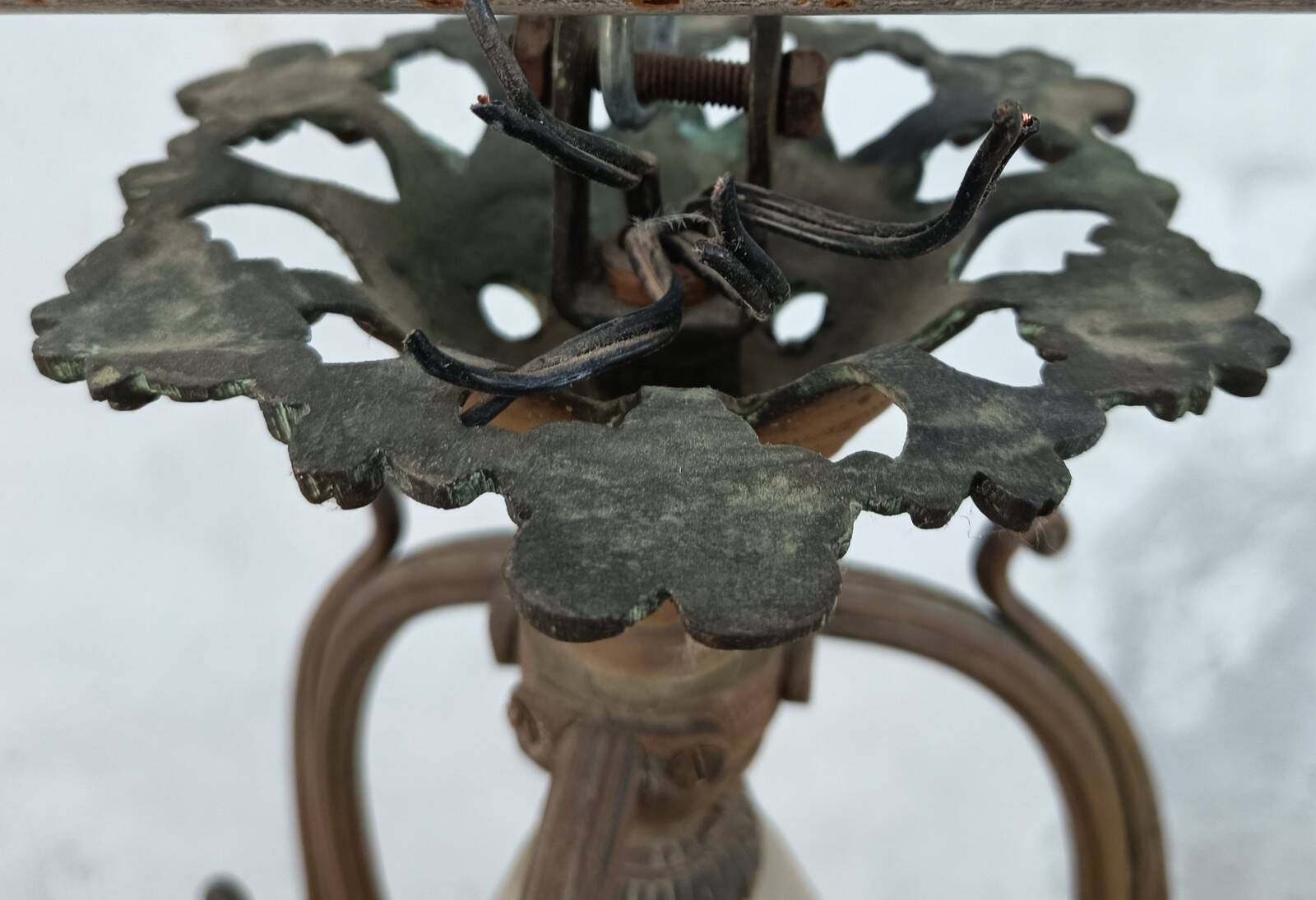 Art Nouveau chandelier in brass and bronze