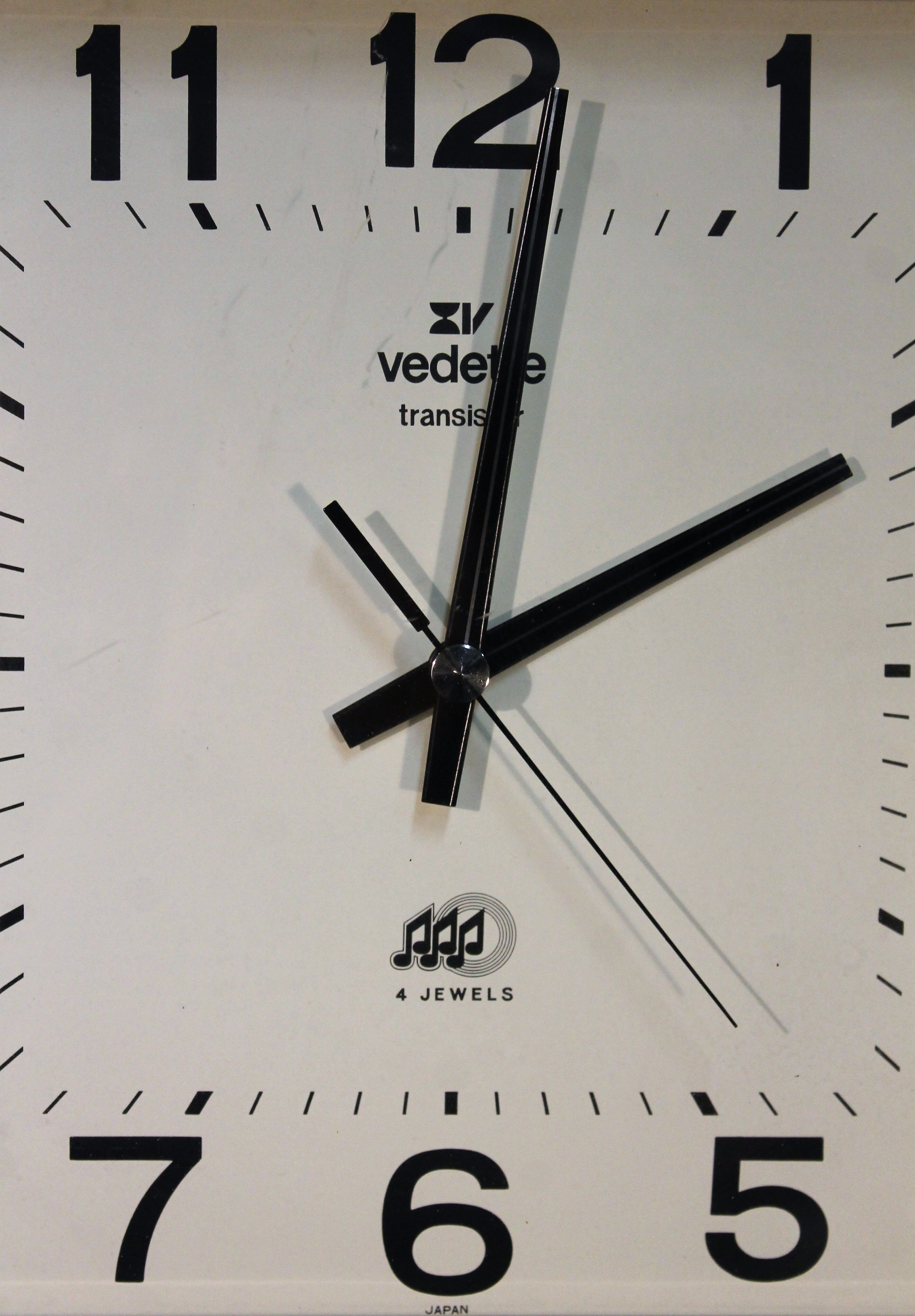 Wall clock features 4 Jewels 80s
