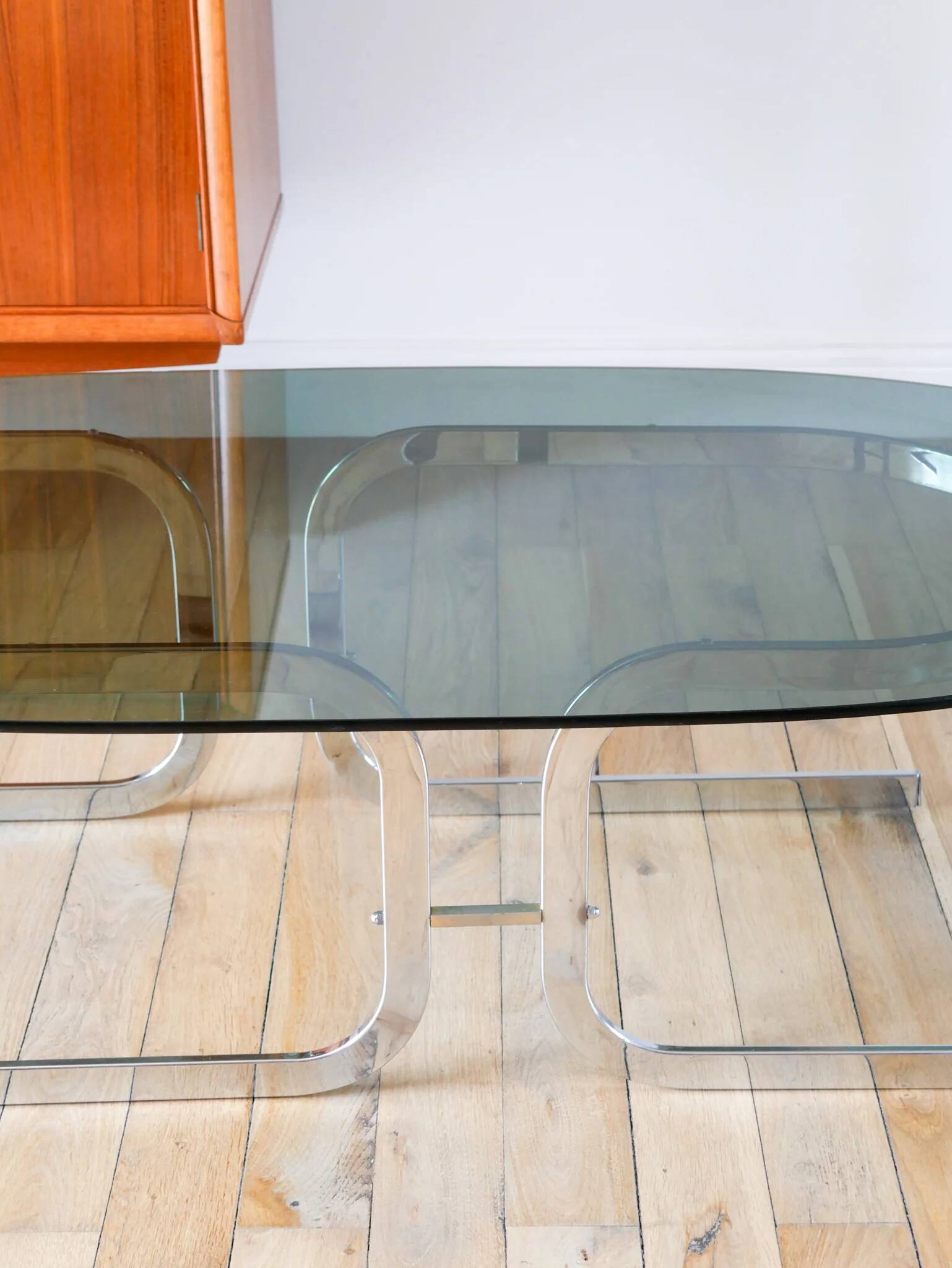 Oval coffee table in smoked glass and chrome, original double S design base, 1970.