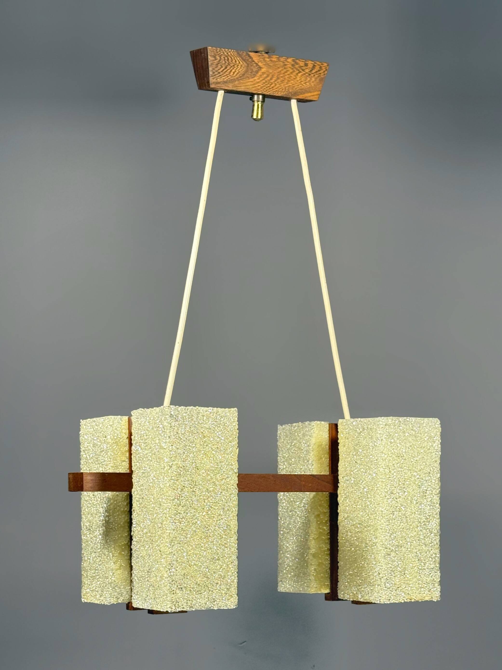 Chandelier scandinave en teck massif avec abat-jours en résine plexiglass – années 1960