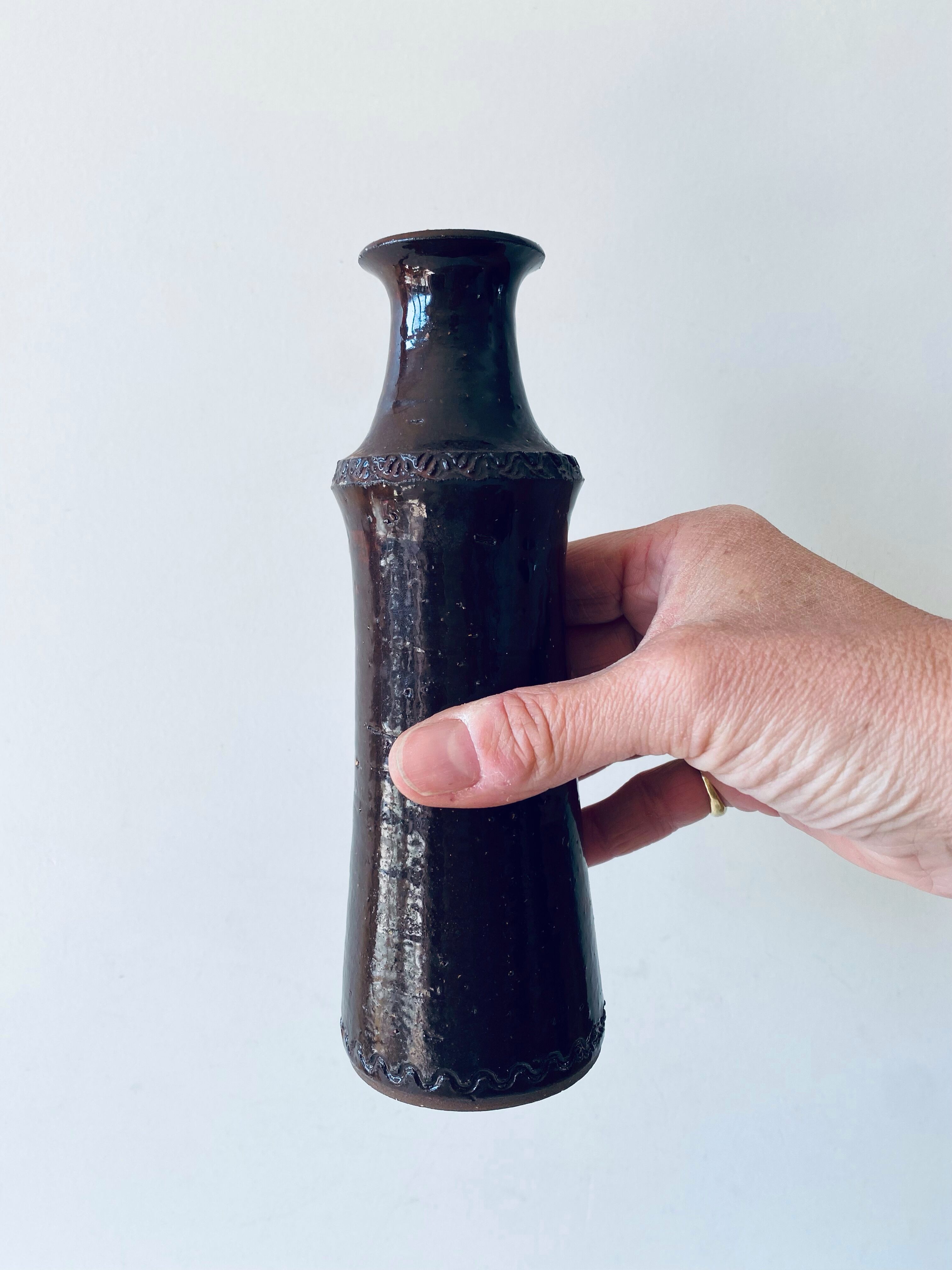 Tubular vase in glazed brown sandstone