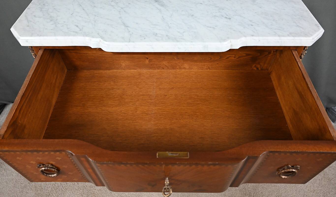 Commode sauteuse en marqueterie, style Transition Louis XV - Louis XVI – milieu XXe