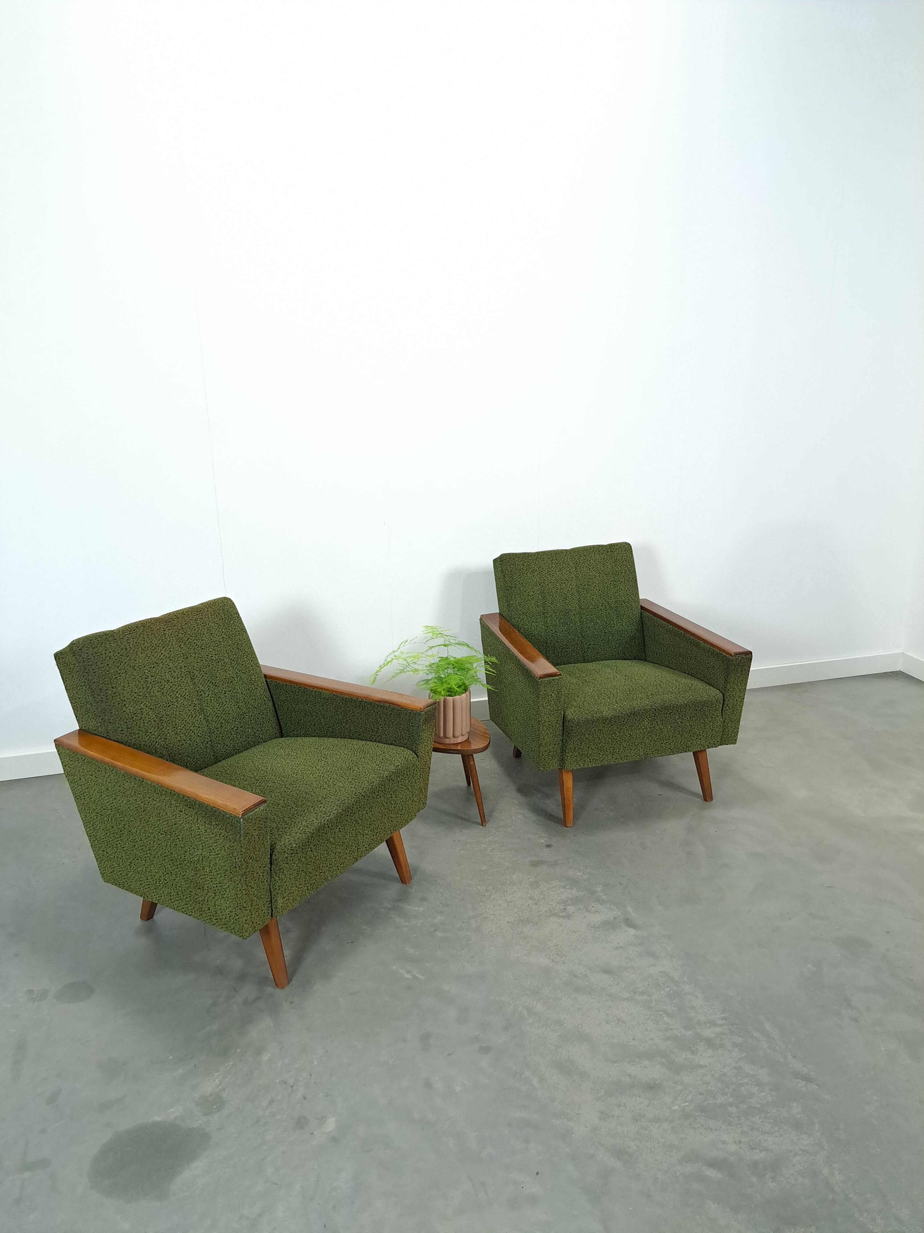 Fauteuil vert avec dossier en bois de teck