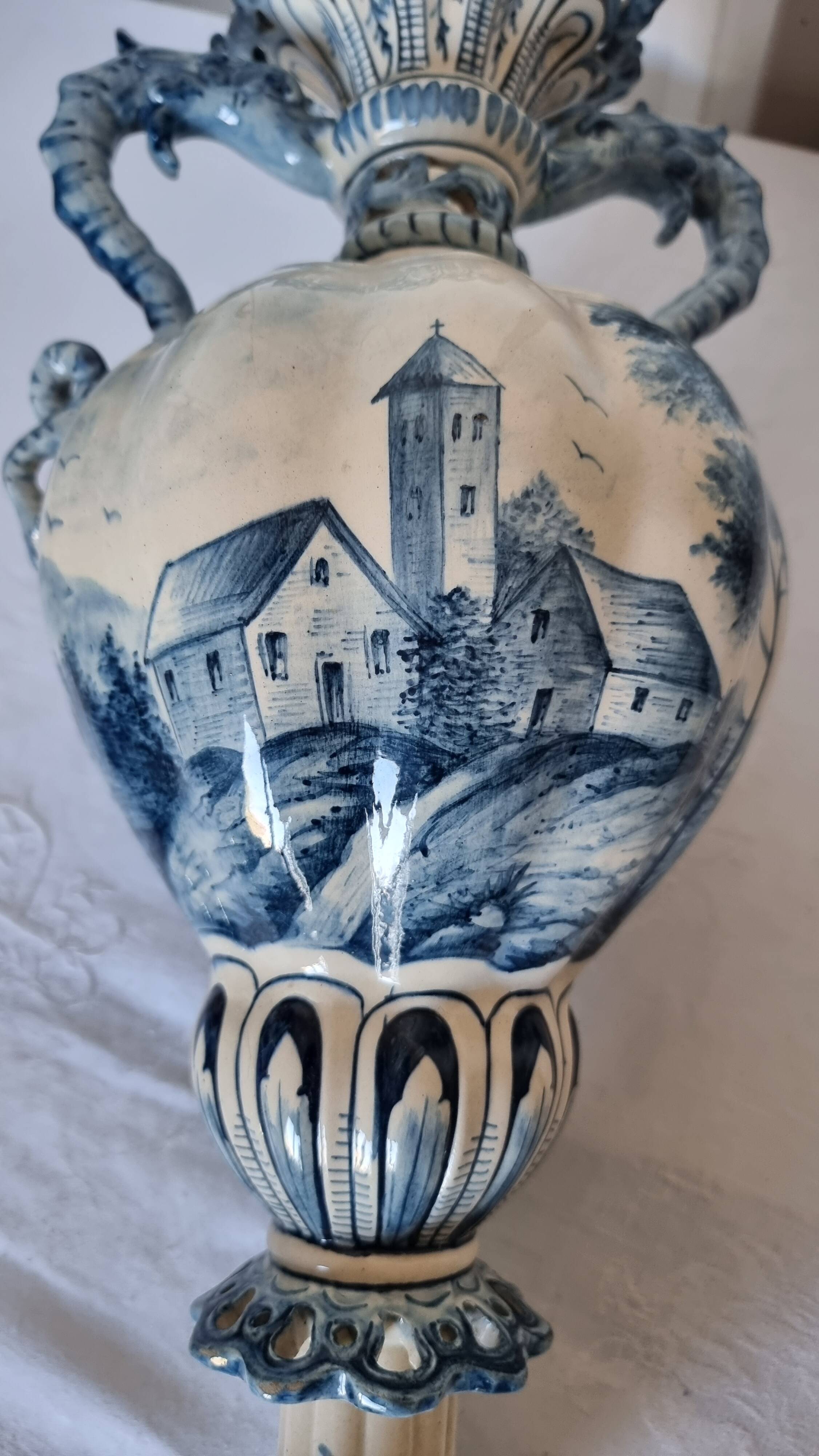 Large Spanish vase in Talavera style, hand-painted, adorned with a landscape.