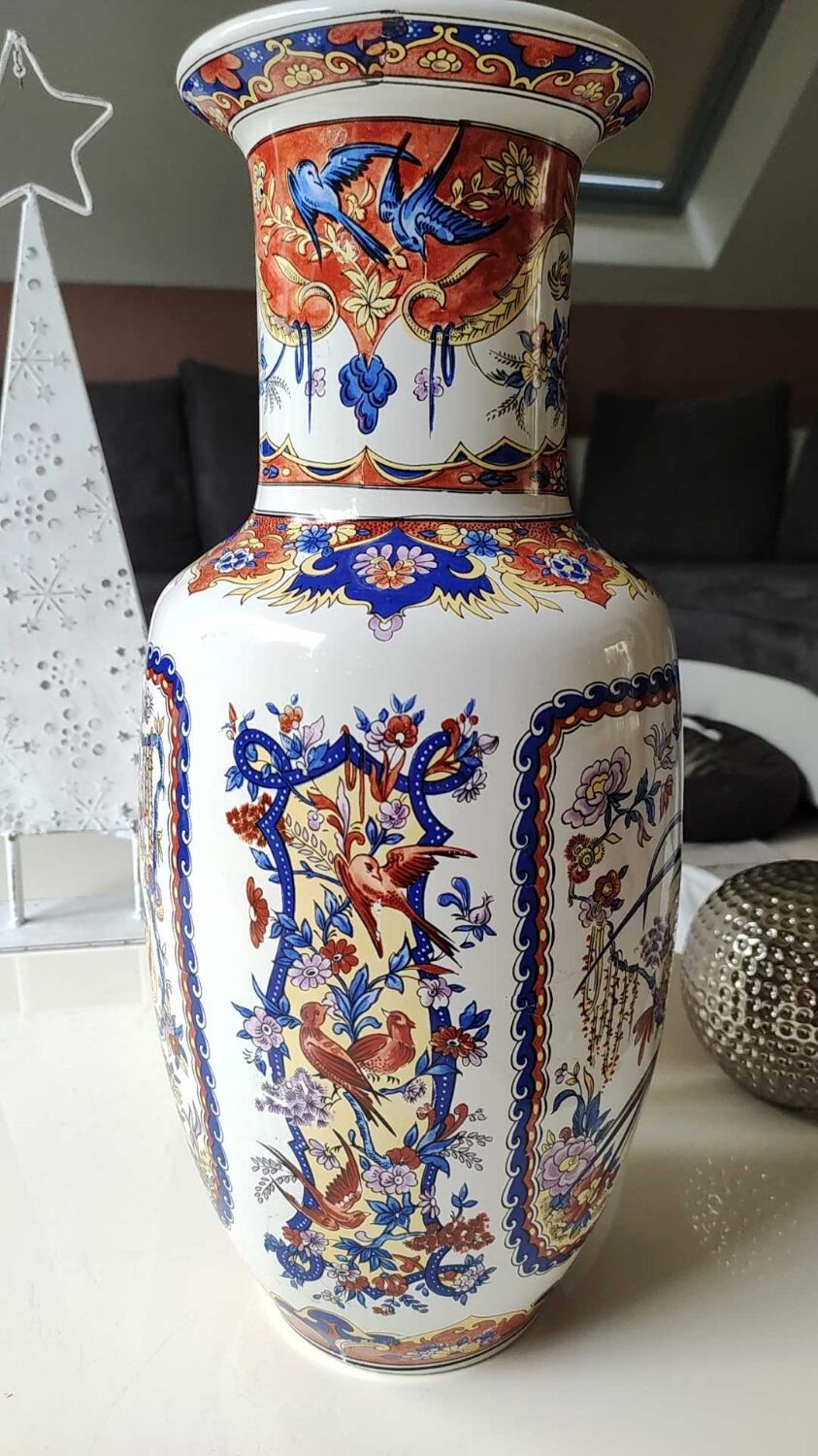 Vase balustre motifs paons/floraux style imari, signé y.p. derevua