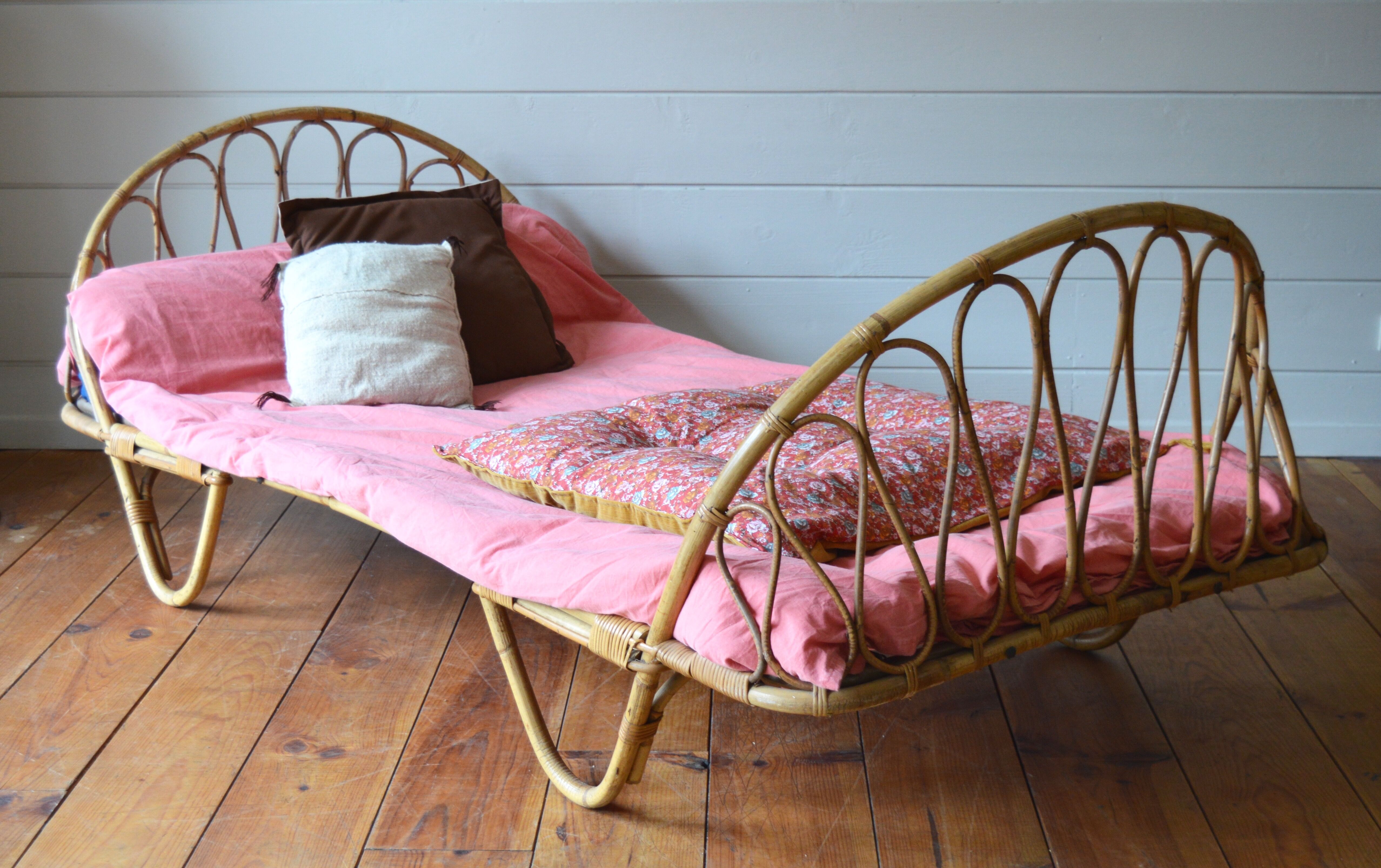 Rattan bed