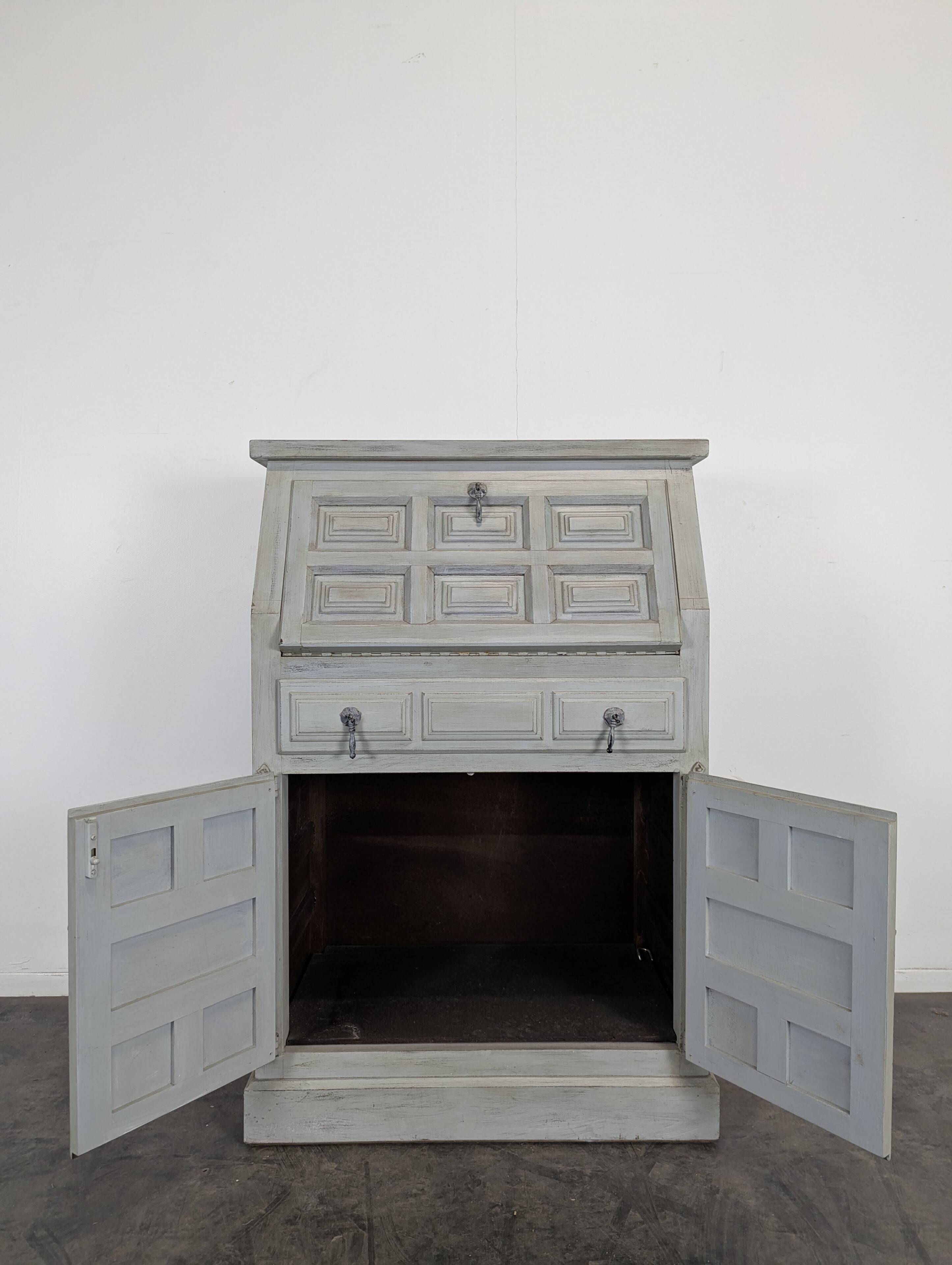 Sloped desk with chamfered edges